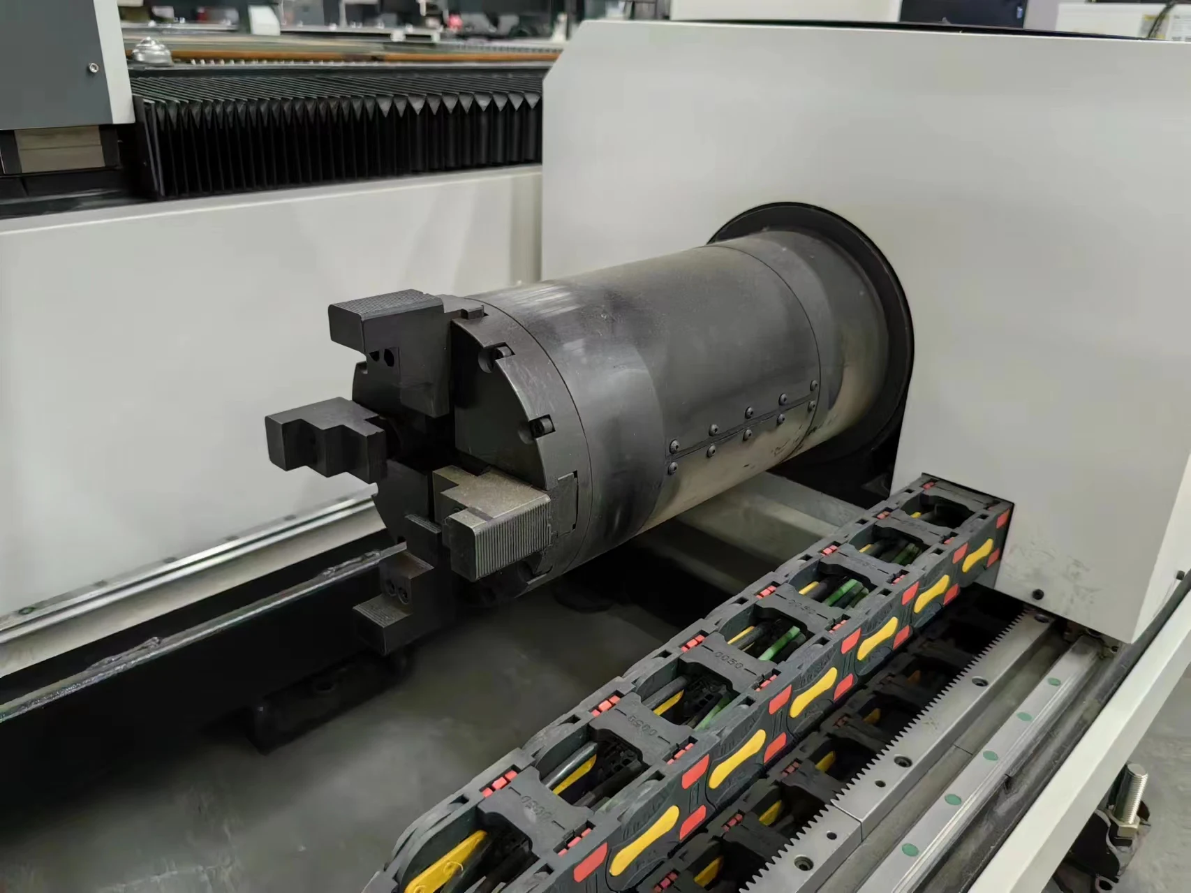 1500W 3KW metal Plate and Tube Fiber Laser 220mm Round Square Tube Aluminium Steel Stainless steel cutting machine