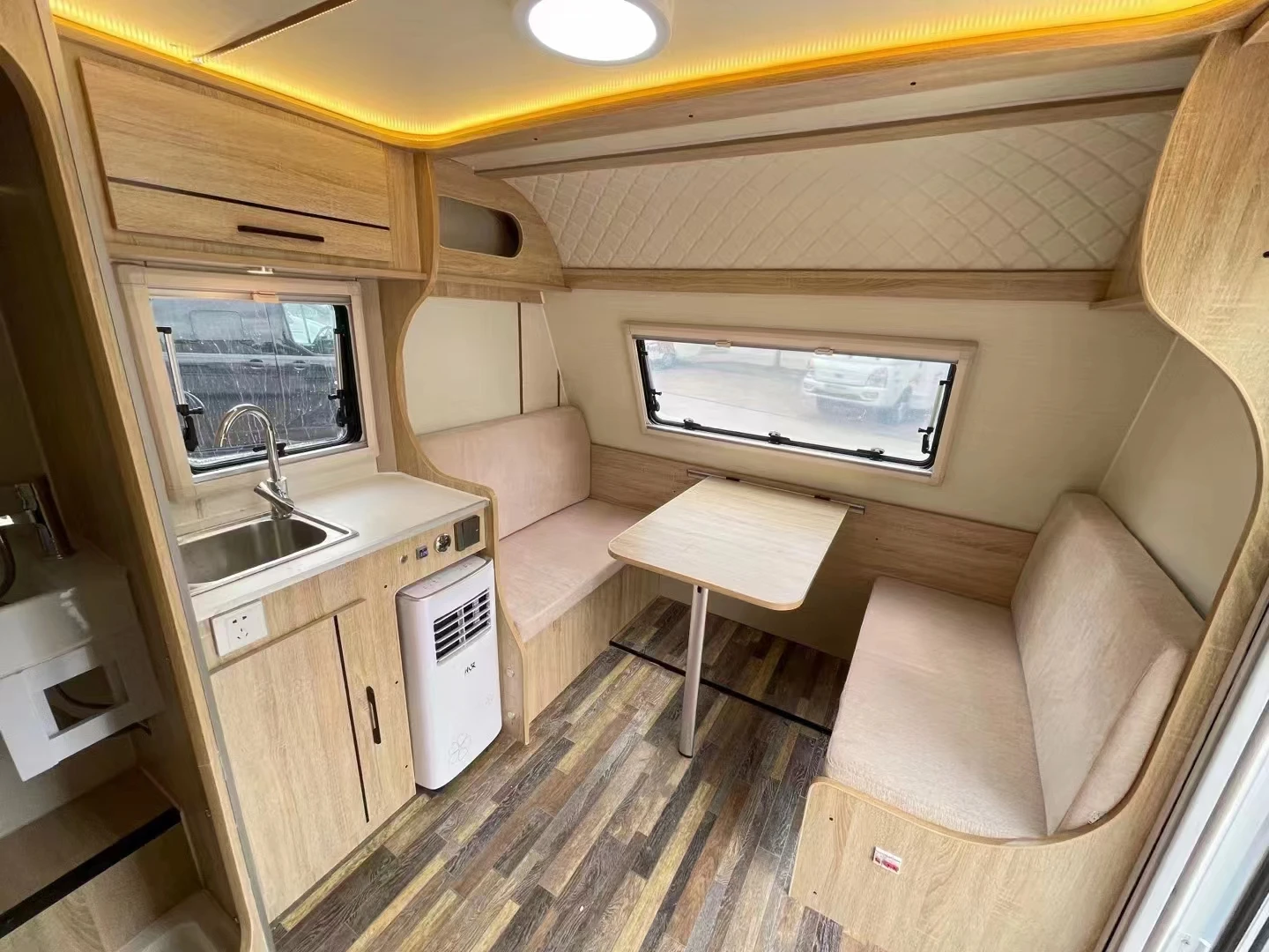 China Luxury Touring Car Recreational Vehicle RV Caravan Motorhome for Sale-Perfect Vacation Car Trailers for Travel