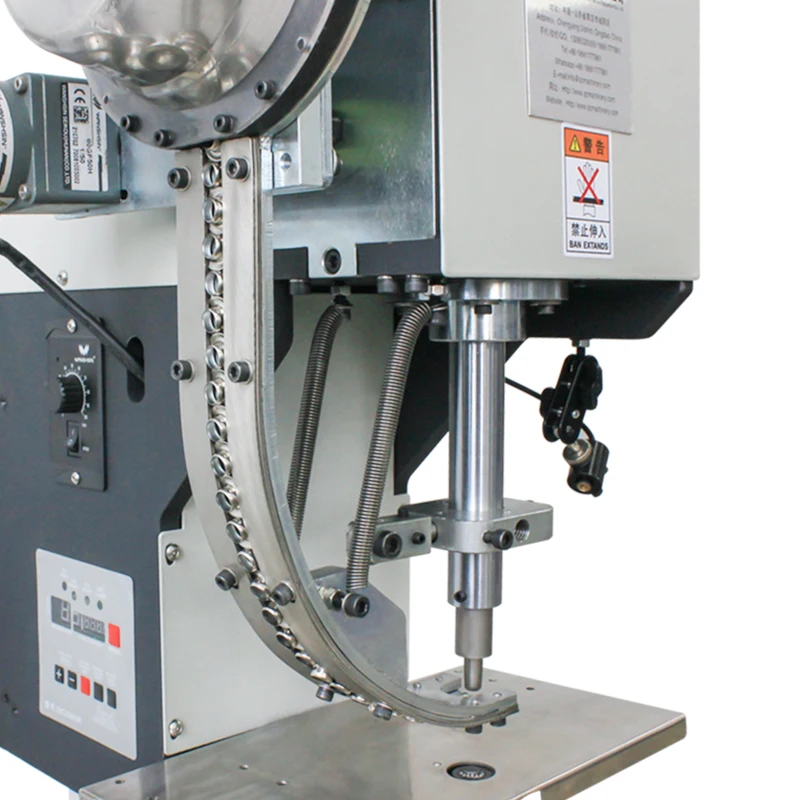 Semi-automatic eyelet machine for tarpaulin