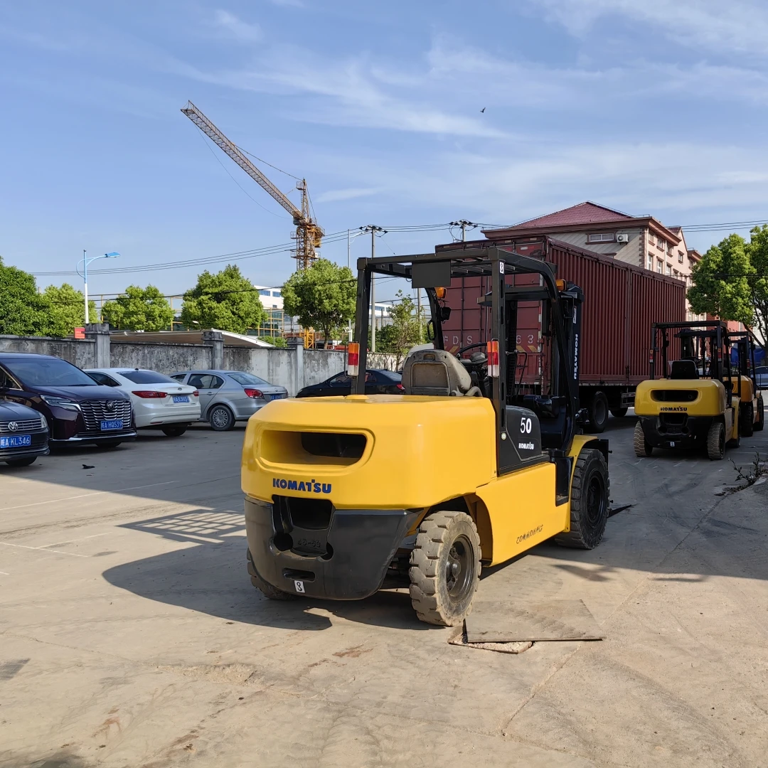 KOMATSU Lumina 3 Подержанный 2010 Opel Corsa D двигатель A14 Xer Ecotec желтый 8 1999 в Шардже дизельный 2018