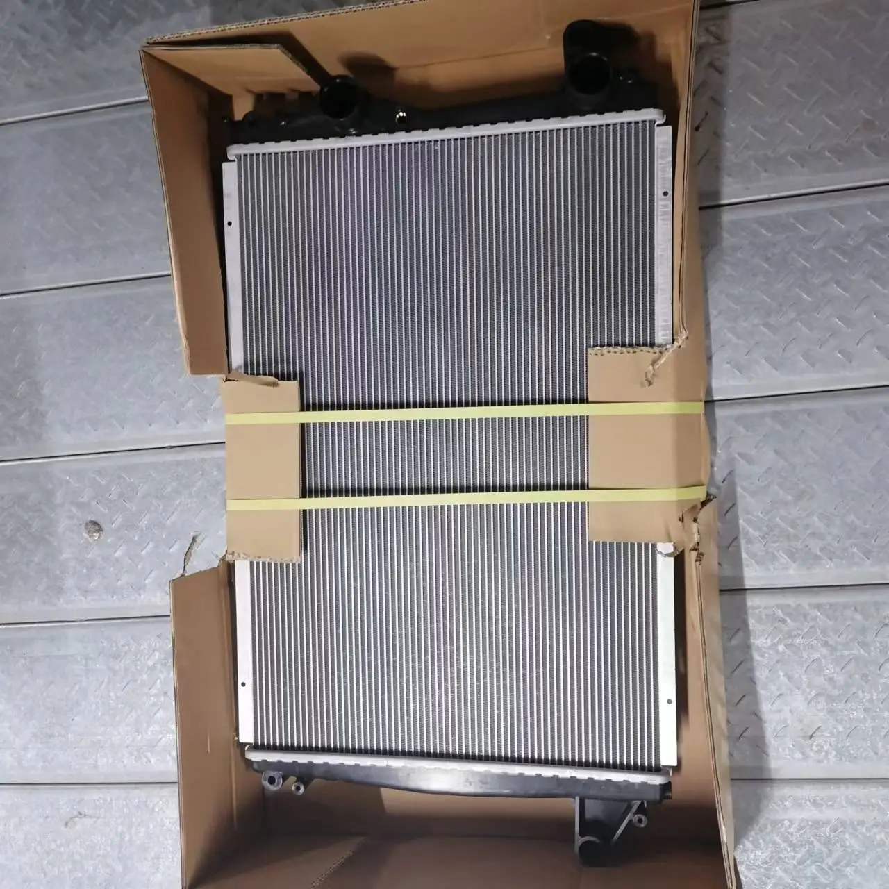 Automotive engine radiator, coolant radiator, water tank, suitable for Maserati GT4.2 OEM 223561 223303 000223561 000223303