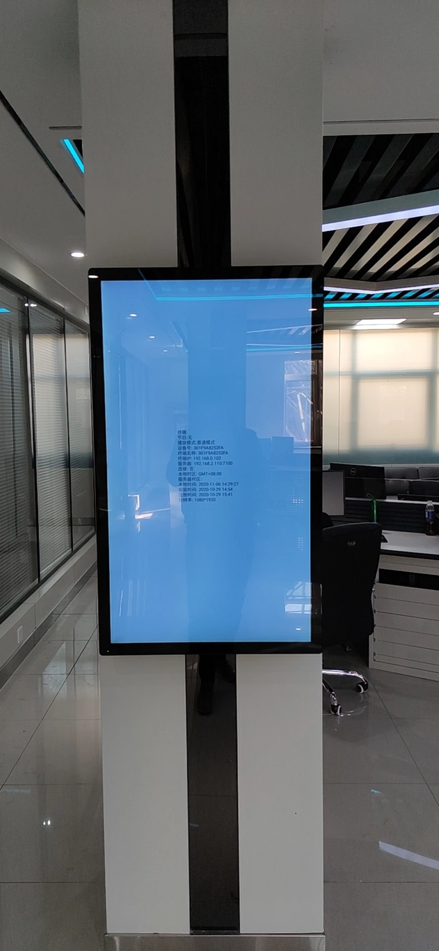 windows 7/8/10 intelligent split screen 43 inch Wifi advertising player