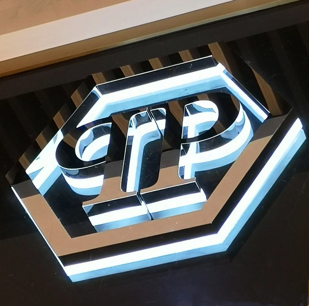 Выполненный на заказ металл со светодиодной подсветкой с фирменным знаком подсветка буквы channel предназначенны для установки