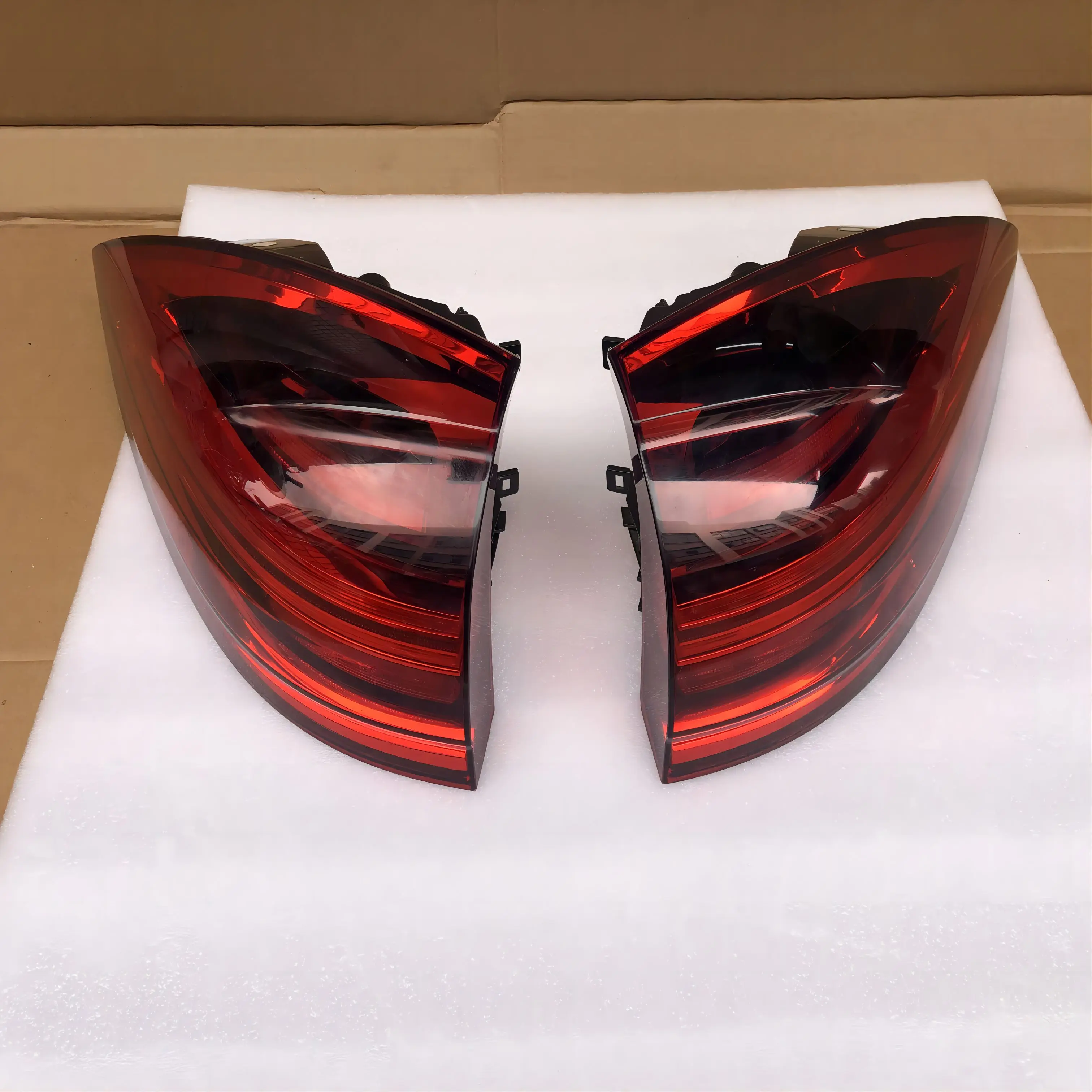 Factory Supply Factory Price Auto Car Accessories Tail Light Rear Lamp Suppliers