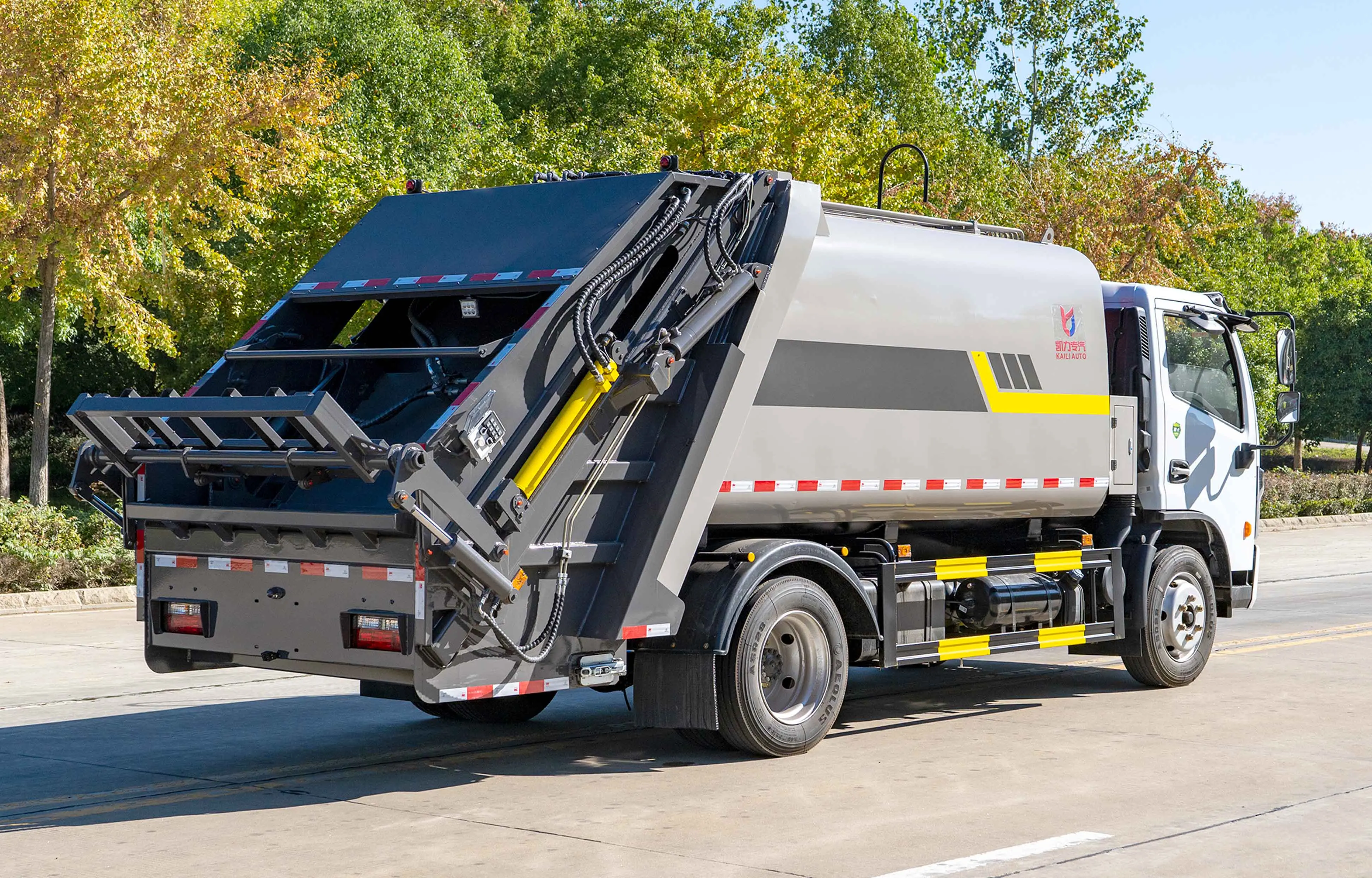 China dongfeng 4*2 compressed garbage truck  115HP  6cubic meter sanitation garbage truck factory