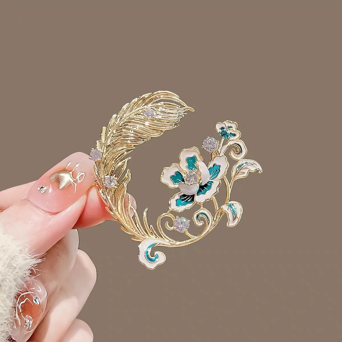 Exquisite Gold Plated Metal Alloy Brooch Shawl Scarf Pin Rhinestone Enamel Flower Brooches for Wedding or Gift