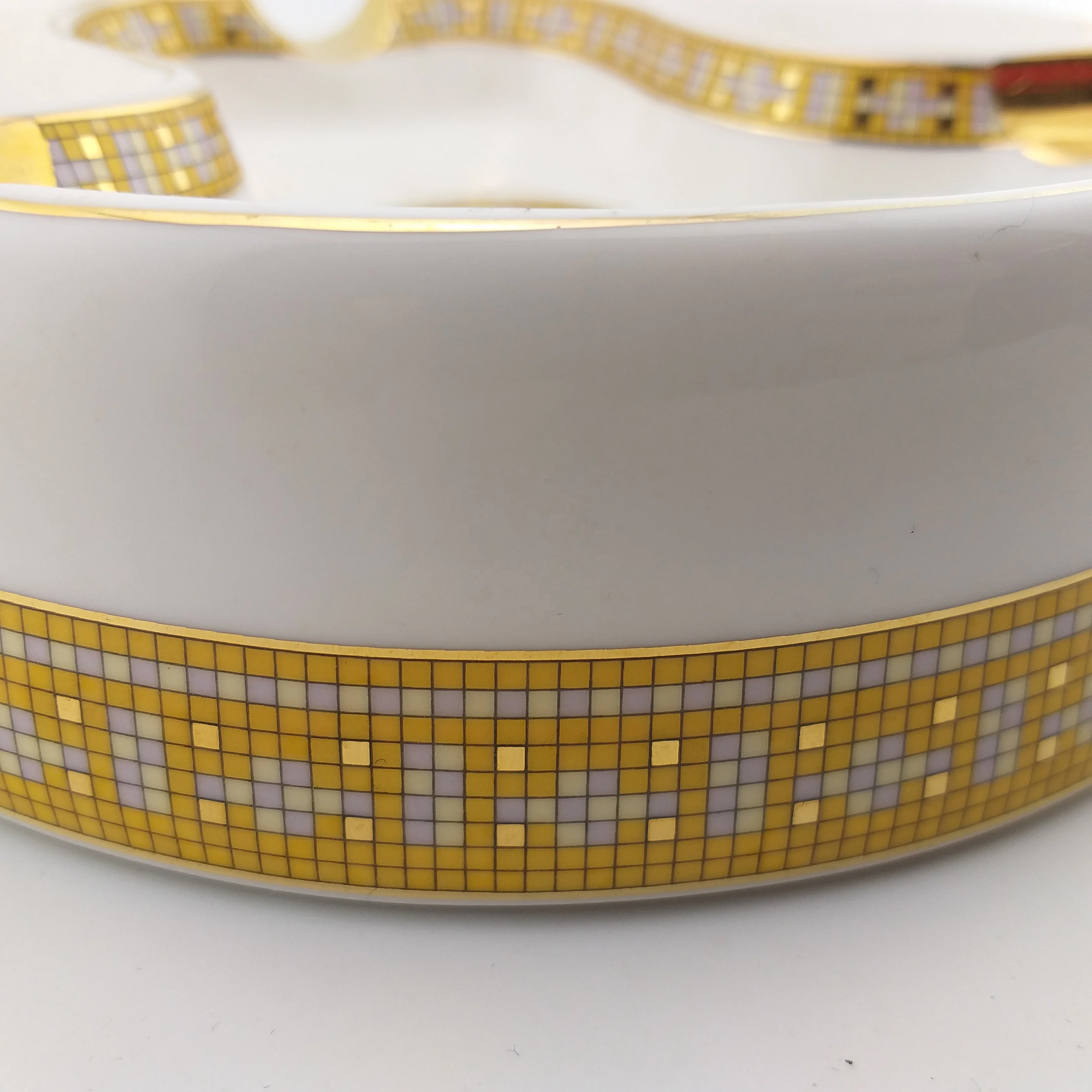 Best selling nice design unique round custom ceramic cigar ashtray with custom logo with golden rest