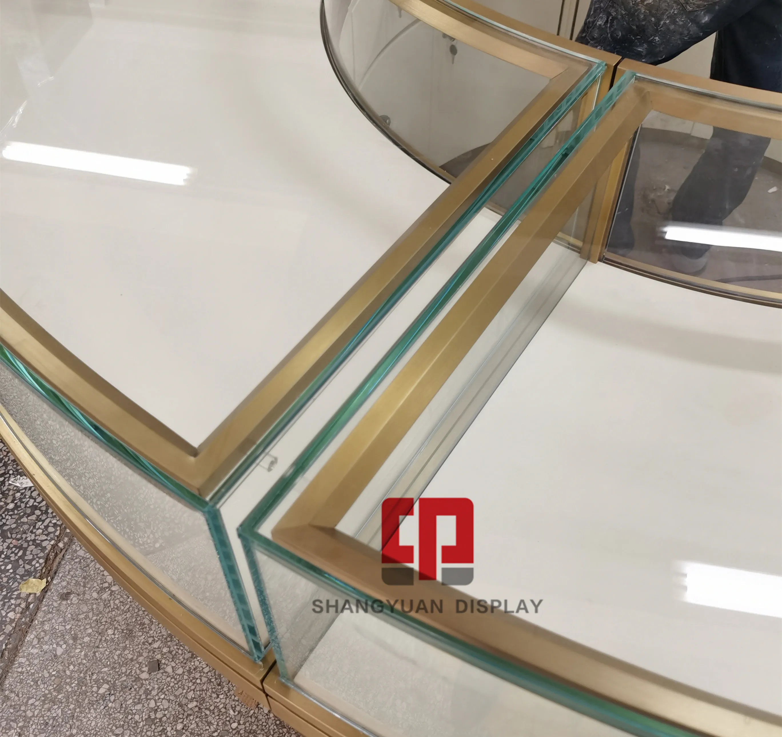 Высококачественный Витринный Шкаф для ювелирных изделий из красного золота, деревянная стеклянная витрина, Круглый счетчик ювелирных изделий из нержавеющей стали на заказ