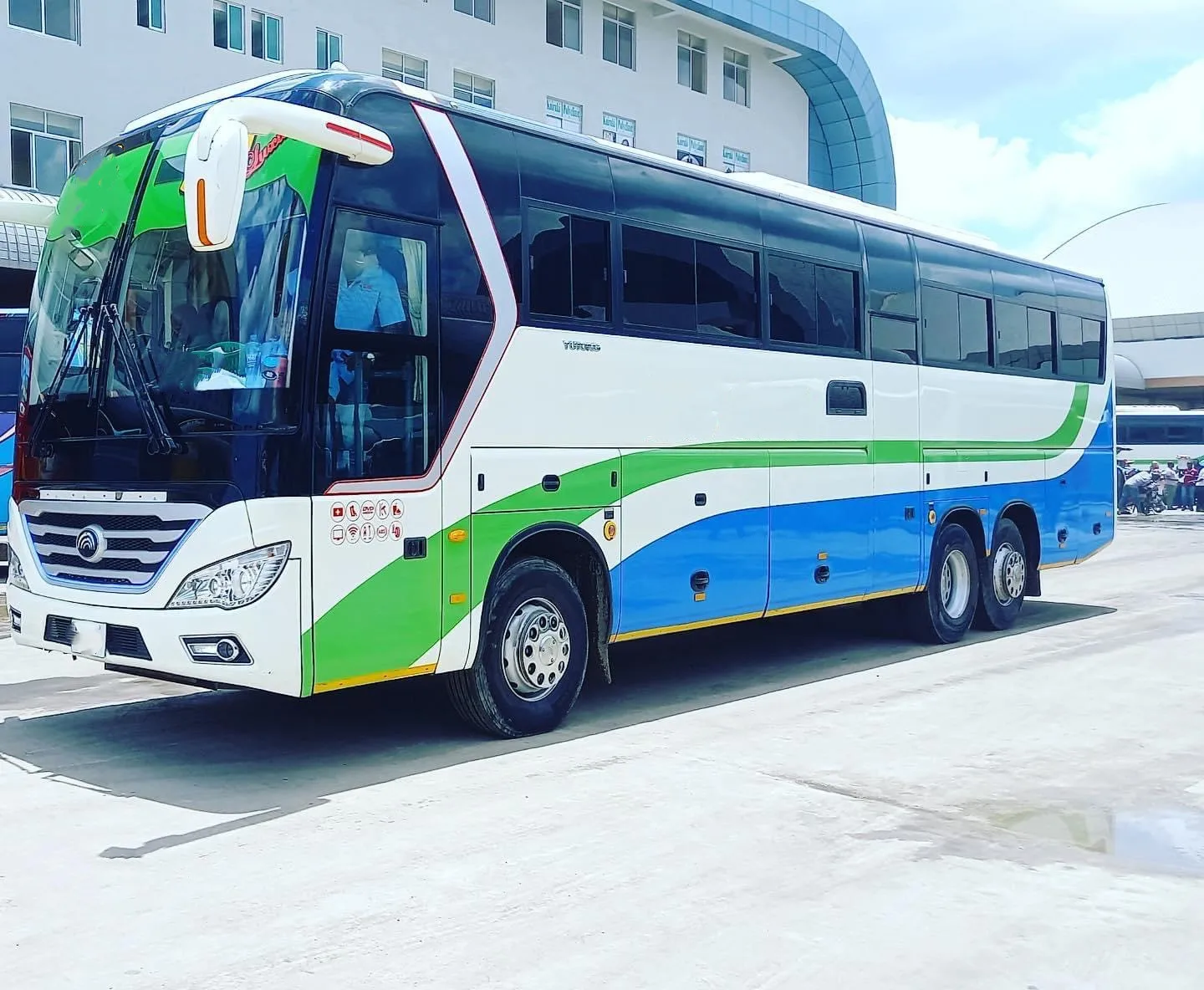 YUTONG ZK6126D 70 passenger seats coach bus with TV Screens and  USB charging port in right hand drive