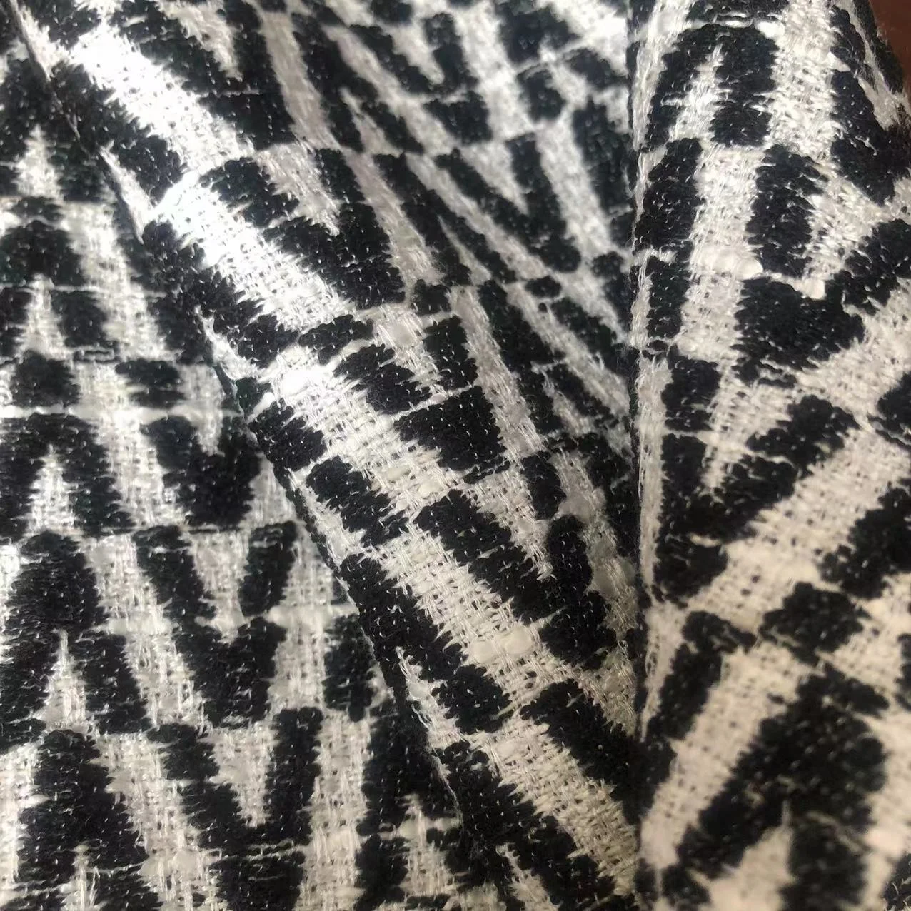 43polyester 57viscose All-season black and white classic V-shaped jacquard knitted fabric