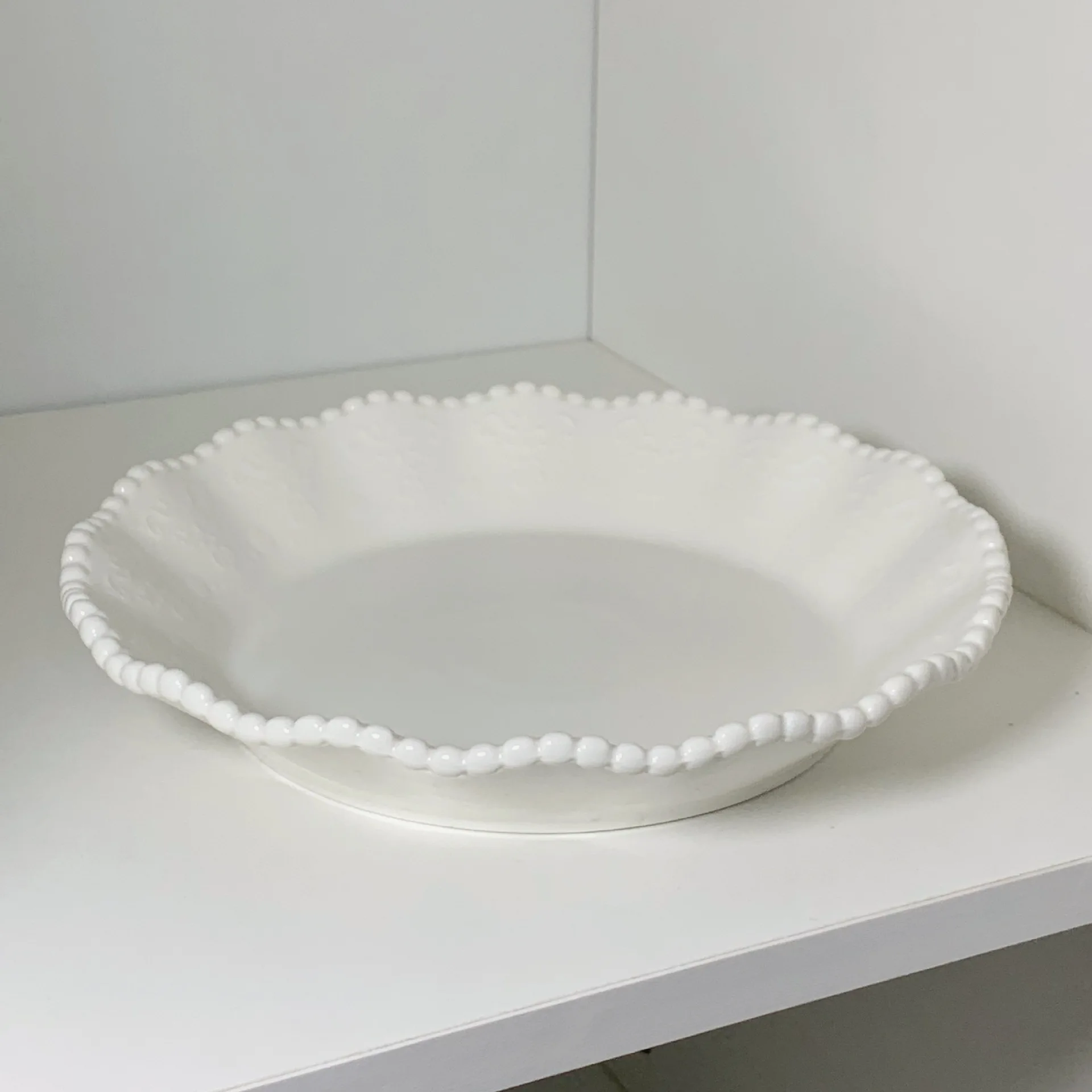 Wedding decoration ceramic white embossed flat plates porcelain bead plates for restaurants