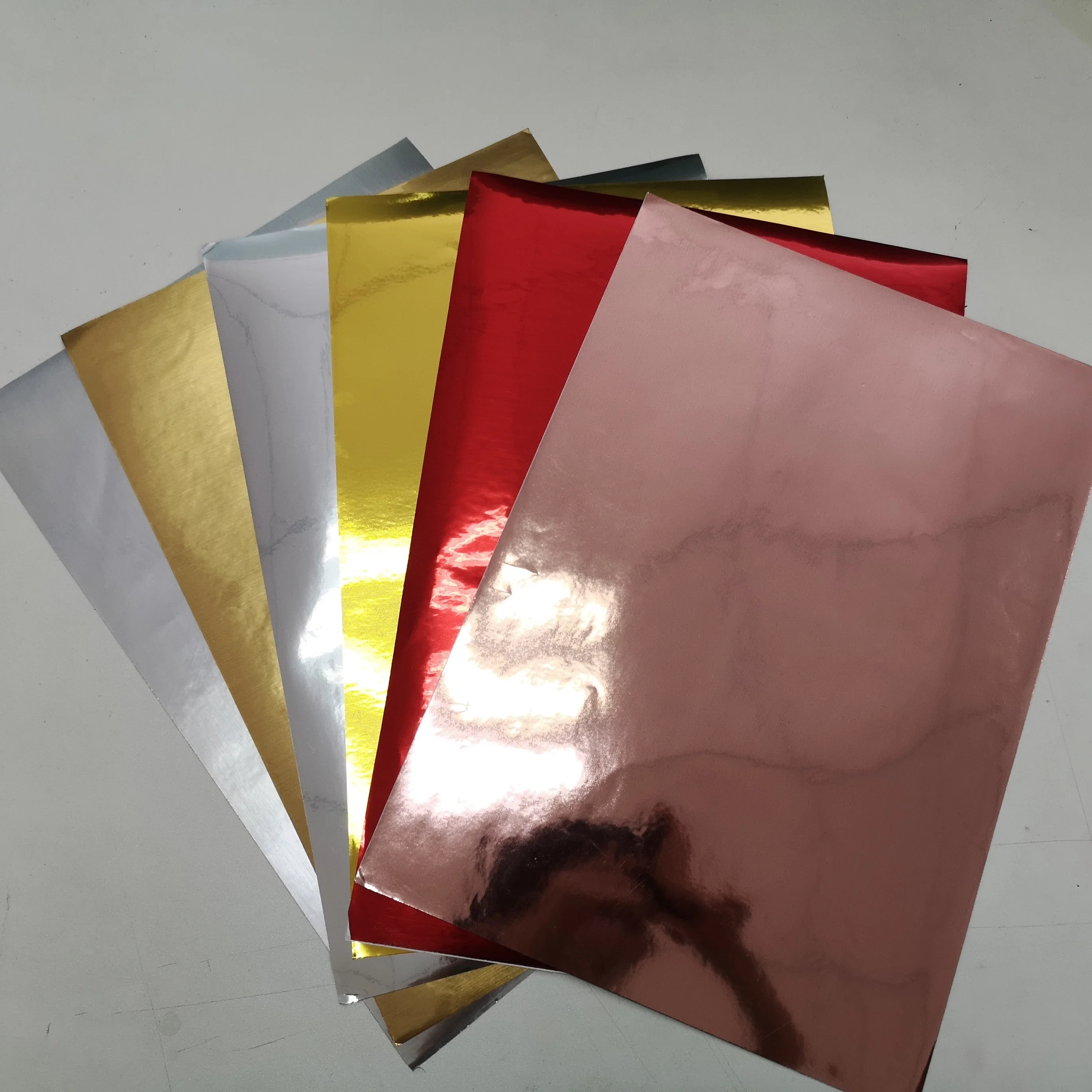 Прямая Заводская цена бесплатный образец ПЭТ глянцевая виниловая пленка металлизированная ПЭТ и ПВХ Золотая и серебряная виниловая пленка легкая пленка cricut