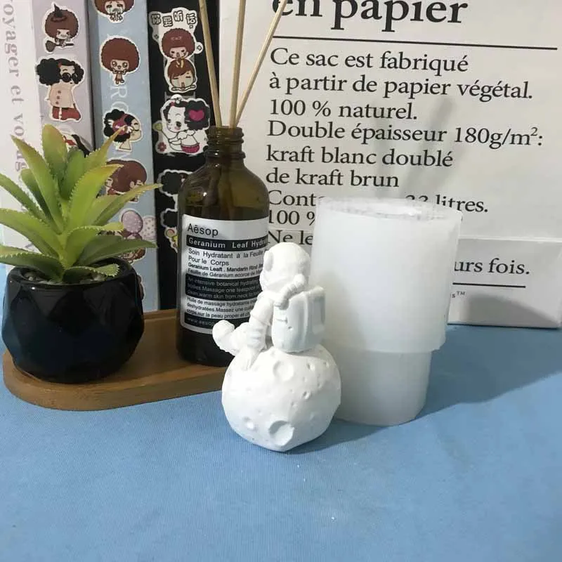 Cement Aromatherapy Mold Sitting Planet Little Monkey Grinding Tool Gorilla Astronaut Spaceman Decoration Fragrant Stone