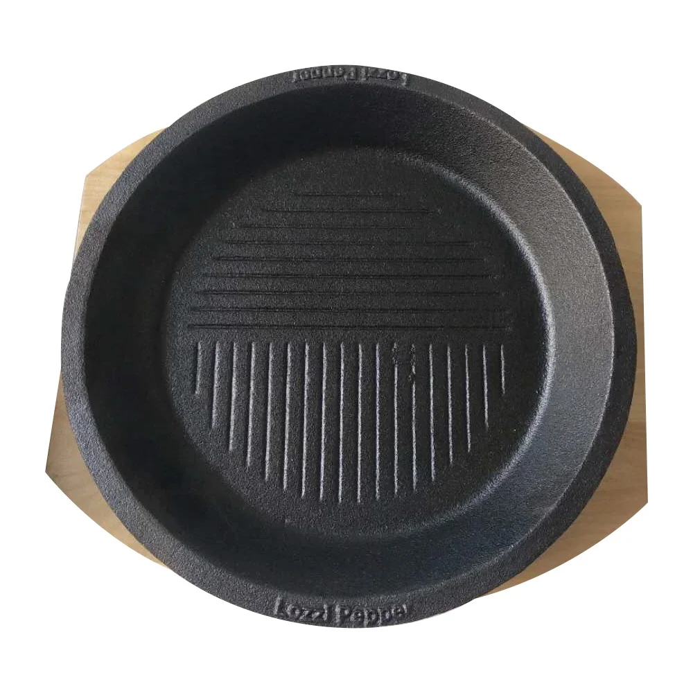 Round pre-seasoned cast iron sizzler plate with wooden base