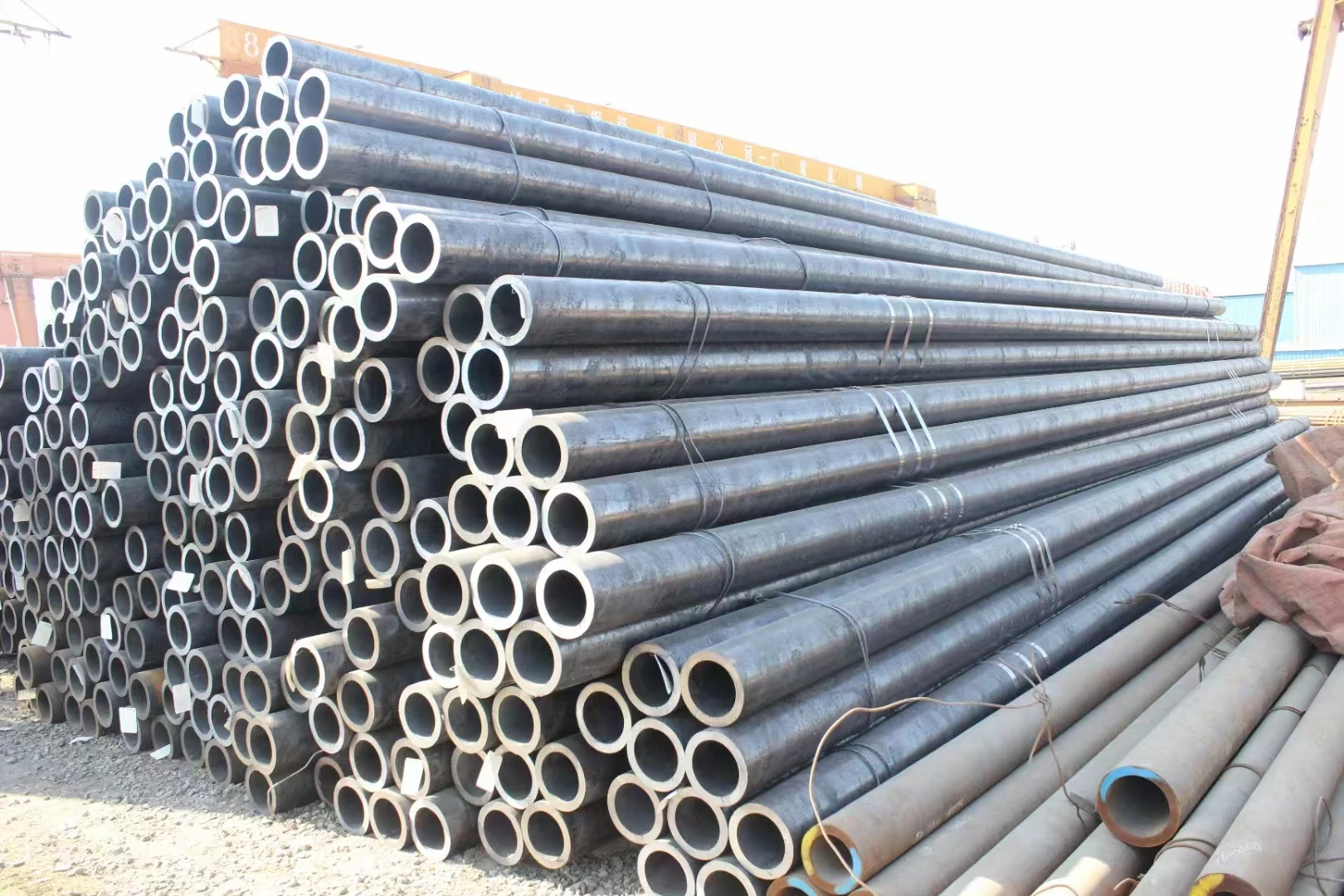 Hot Rolled Carbon Seamless Steel Pipes SCH40 80 6M 12M API 5L Gr.B 1Inch to 24Inch Gas Oil Pipelines Black Seamless Steel Pipe