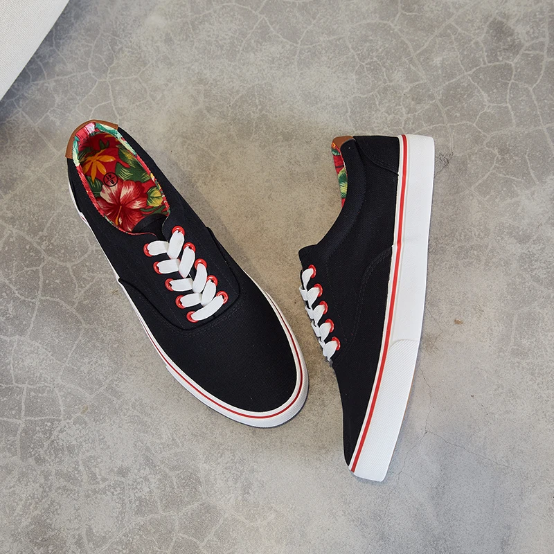 KH Factopry Wenzhou Factory Wholesale Walking Style Men Canvas Sneakers Low Top Slip-On Classic Fashion Canvas Shoes For Men