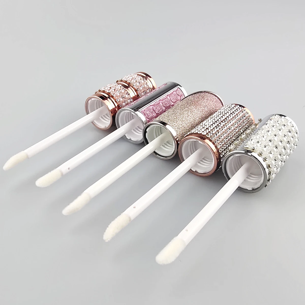 Empty Plastic custom lip gloss tubes and box custom label with White Pearl luxury Cosmetic Packaging Custom Color Screw Round