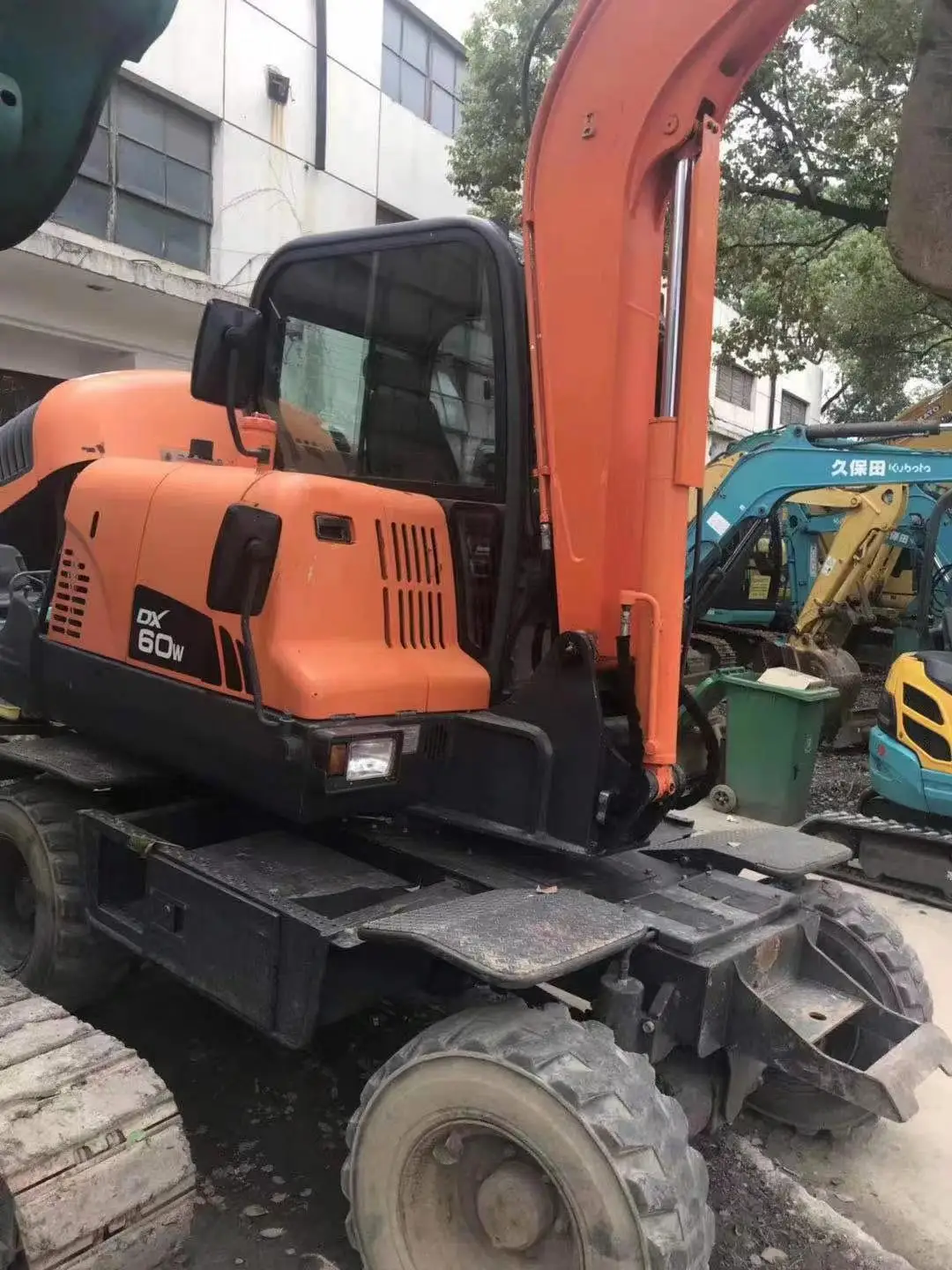 Used 6 ton earth-moving machinery engineering construction machinery Doosan DX60W wheel excavator