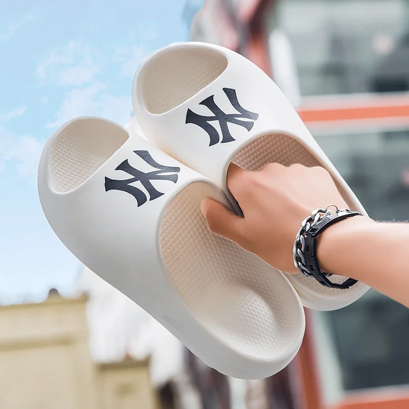  Новинка 2021 модные домашние мягкие тапочки Yezzy для мужчин и женщин супер звезда Новый модный тренд OEM изготовленный на заказ черный в жокейском стиле; Мужские шлепанцы с плоской подошвой уличные пляжные без задника открытыми