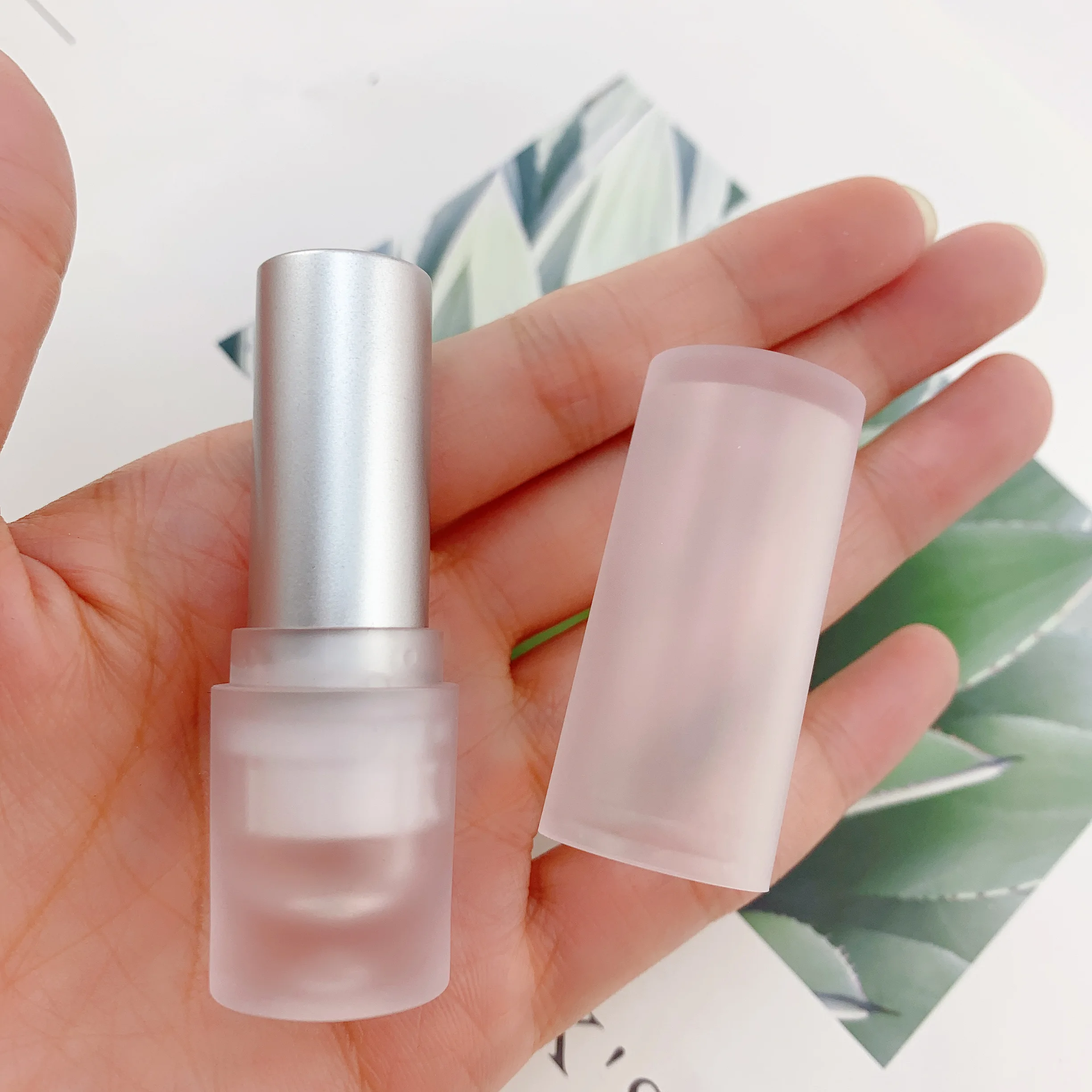 Transparent frosted 2021 new arrival wholesale Luxury cheap price round  lipstick tube lip balm container