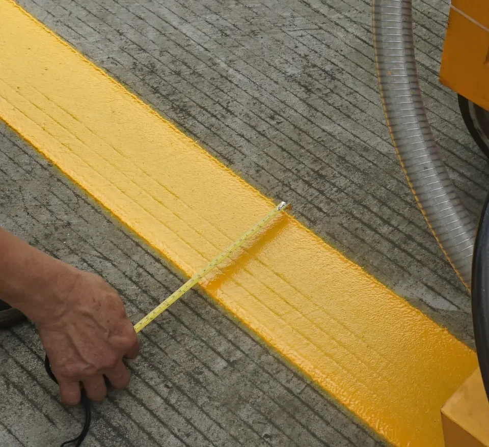 Quick drying strong adhesion high anti cracking thermoplastic road marking paint