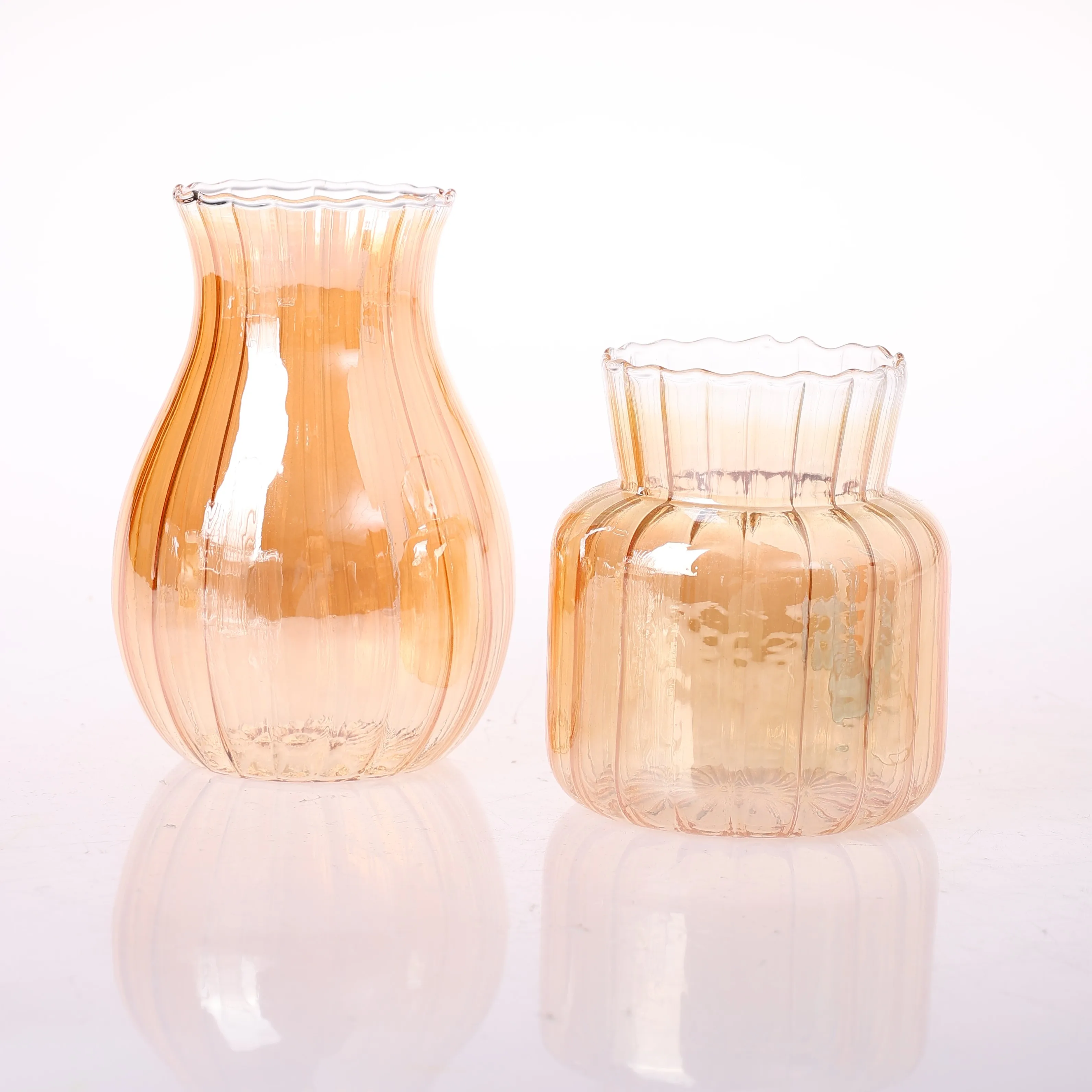 Прозрачная стеклянная ваза с прозрачной цилиндрической полосой