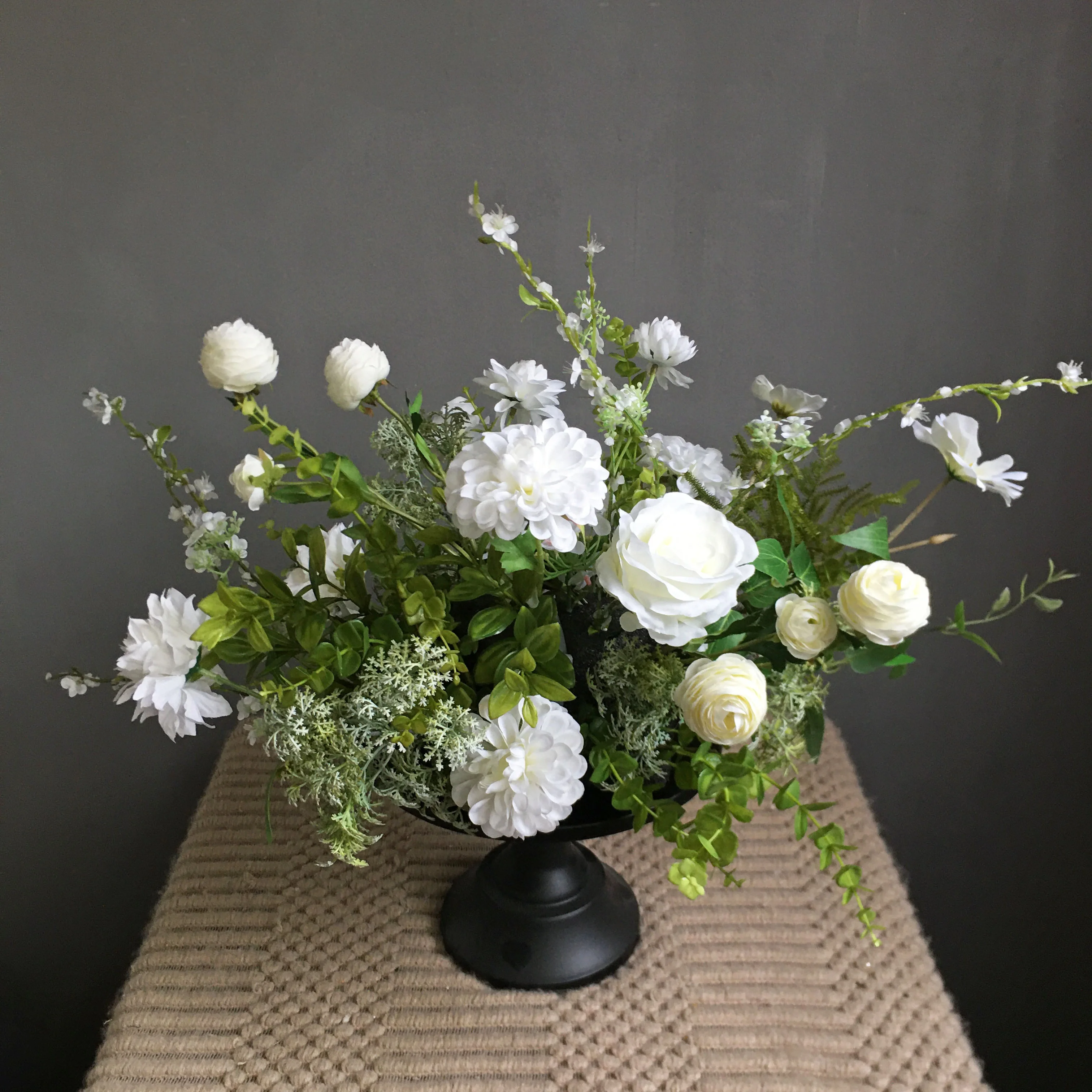 Floral Design Realistic Silk Flower Artificial Rose for Home Wedding Party Decor Arrangement Table Centerpiece Flower Row