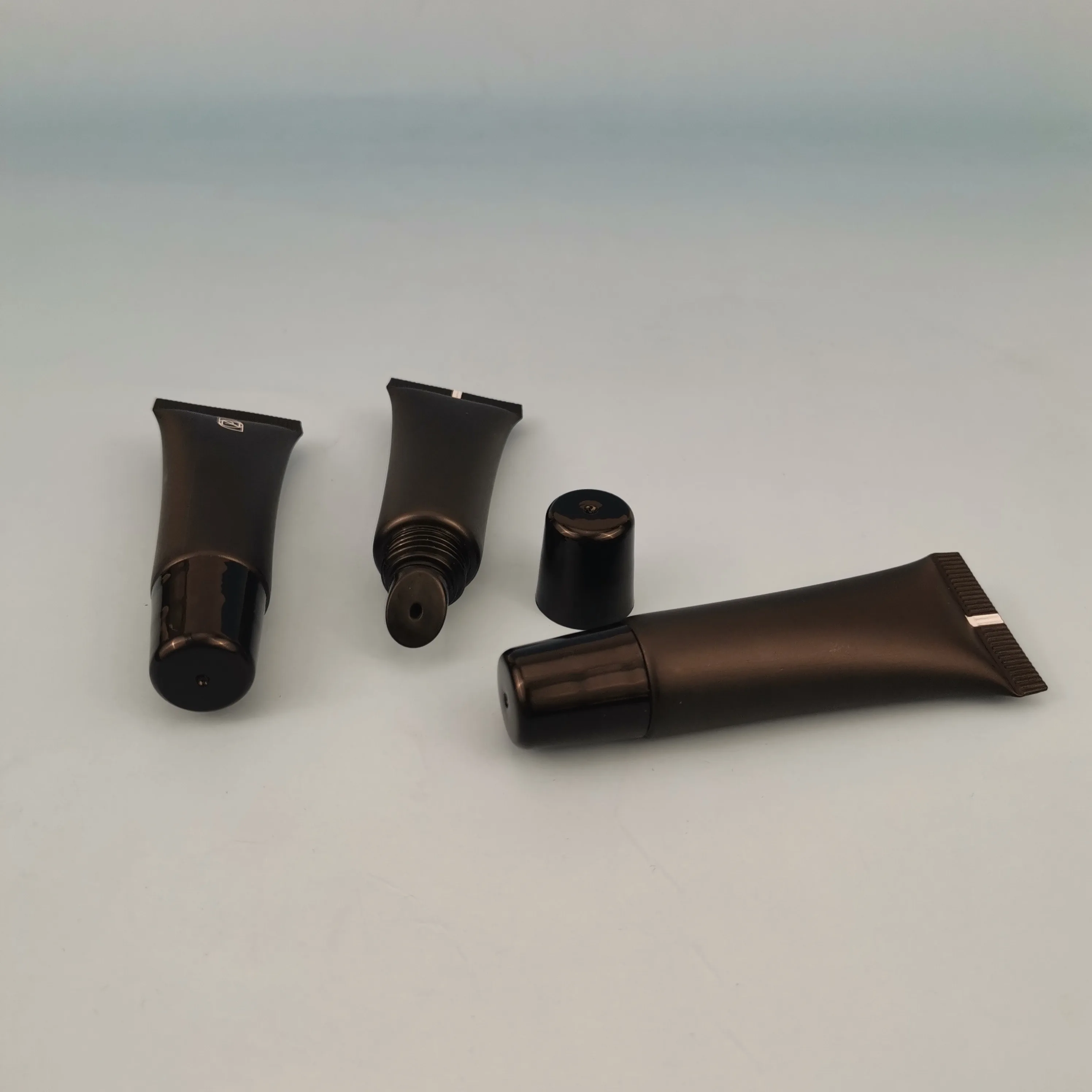 Cosmetic hot sale msds certificate round  10 ml black lip applicator squeeze plastic tubes for lip plumper