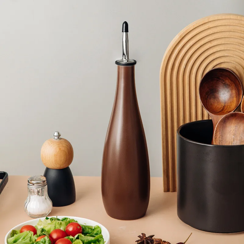 OEM&ODM Nordic Smooth Surface  Custom  Luxury Restaurant Ceramic White Olive Oil Bottles  With Wooden Cork lid  Wholesale