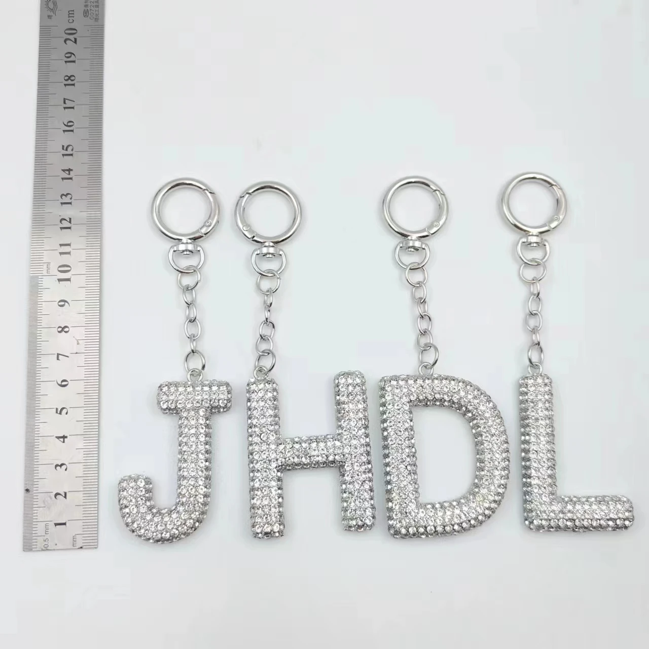 High Quality Bling Crystal Letter Keychain Heart-Shaped Metal Car Charm Pendant with Full Rhinestone Bag Purse Wholesale Gift