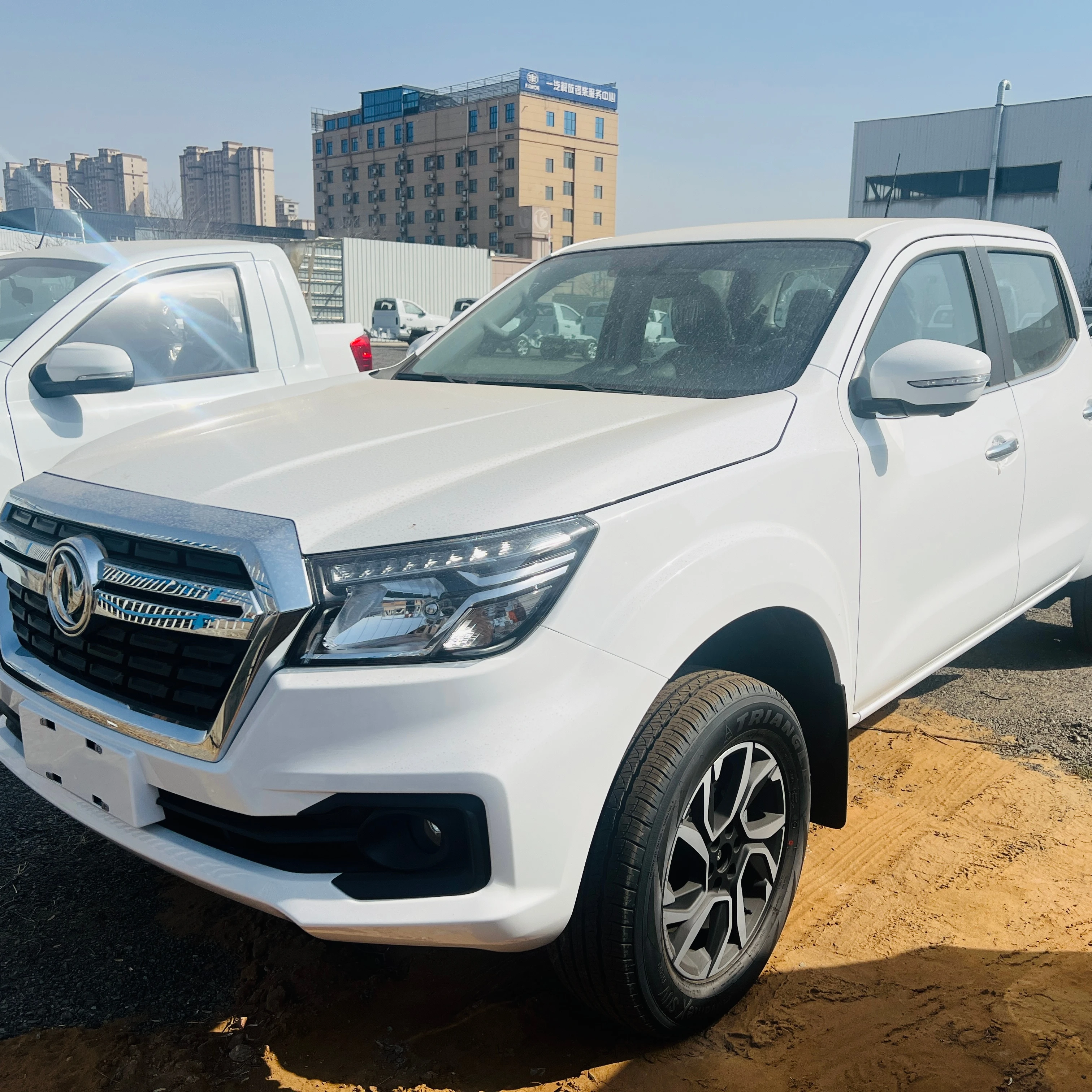 Dongfeng  4x4  pickup trucks with double cab manual/auto for sale