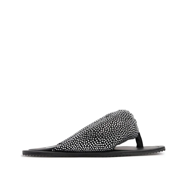 Женские шлепанцы на плоской подошве