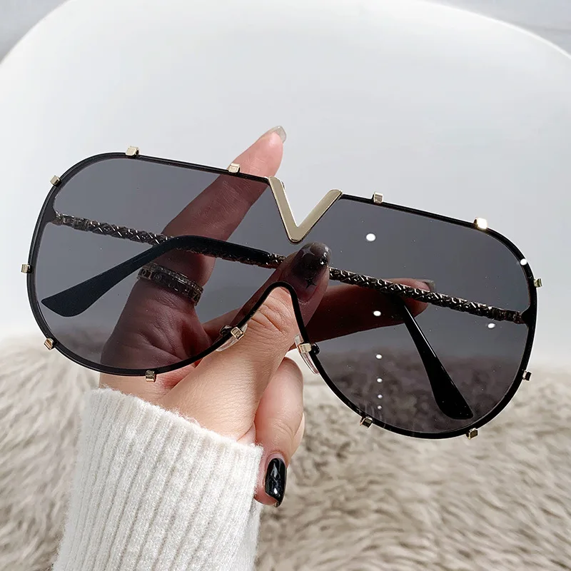 Fashion Luxury Designer Visor Metal Trendy Fashion Uv400 Protection Women Metal Oversized One Piece Sunglasses Women