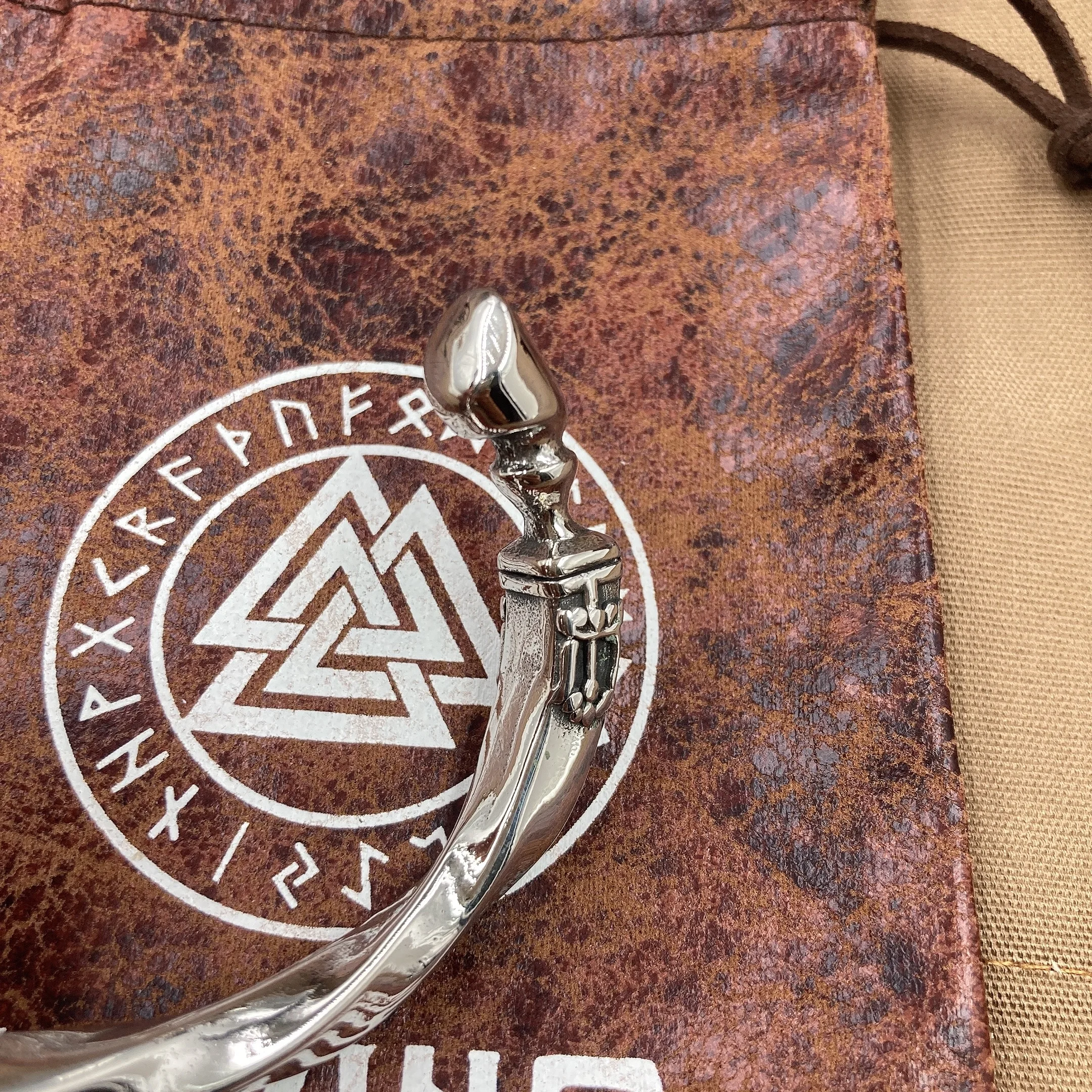 2024 hot selling Wholesale Vintage Titanium Steel War Horse Horseshoe Bracelet Domineering Twisted Horseshoe Open Bracelet