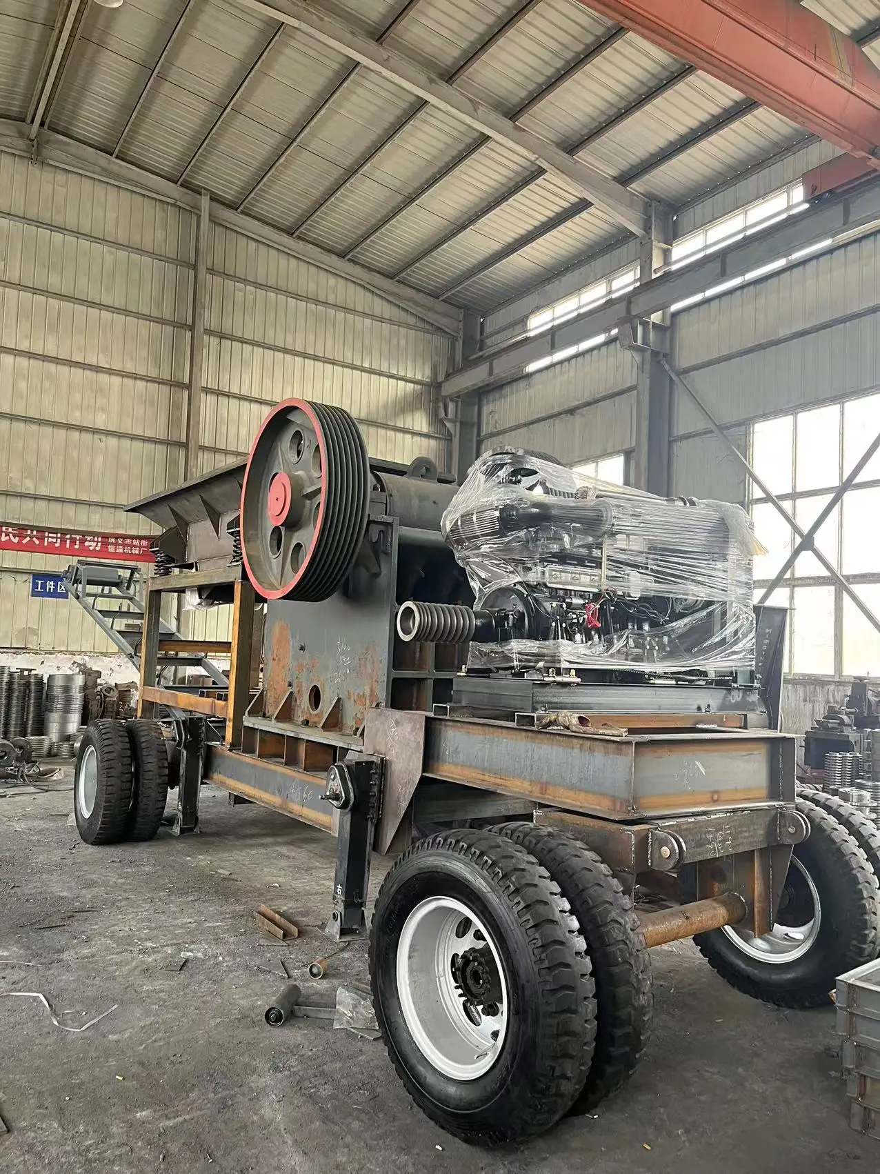 Mining diesel version crushing mobile vehicle stone jaw crusher