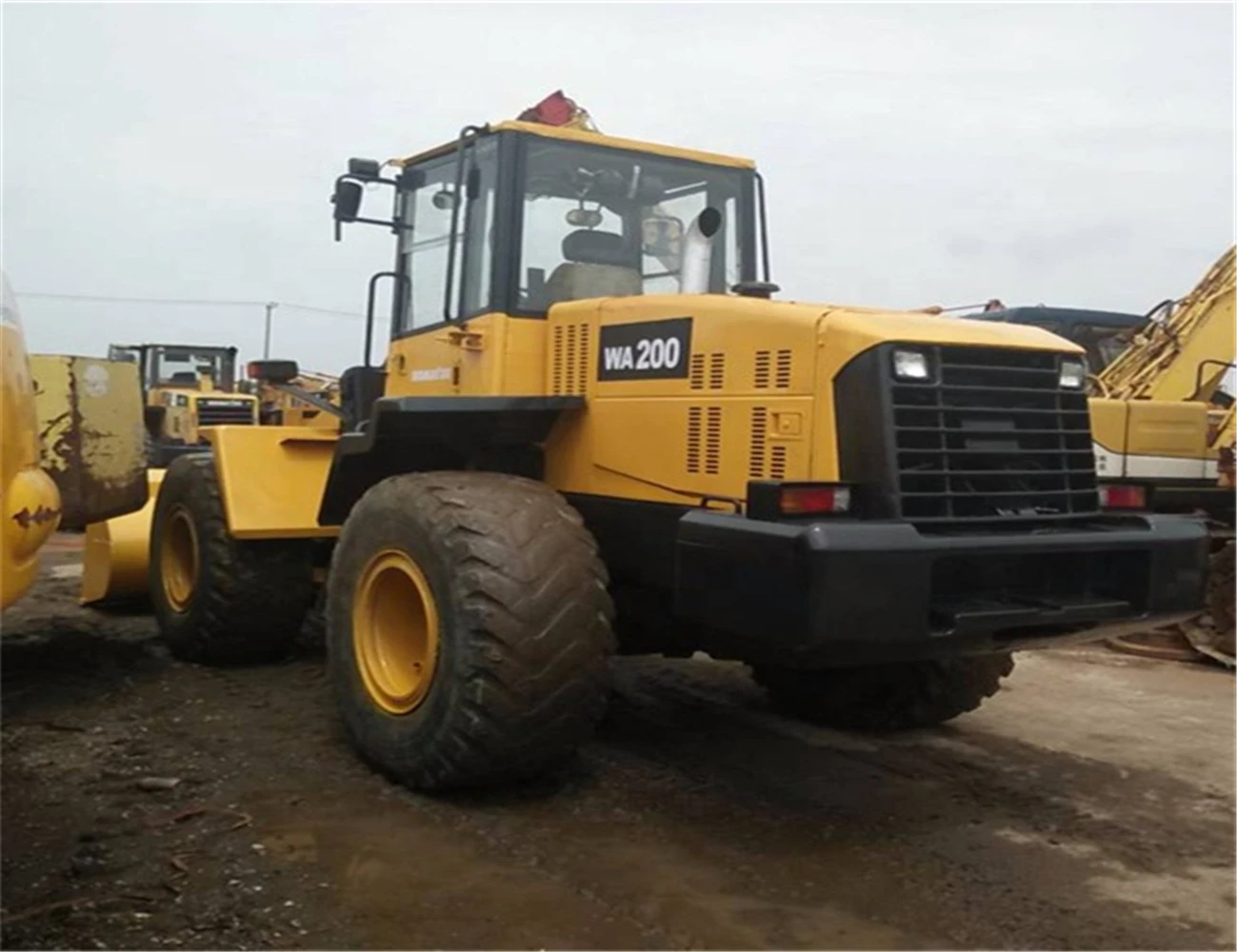 used original engine Komatsu WA200 hydraulic wheel loader have reliable quality , durable with discount price on construction