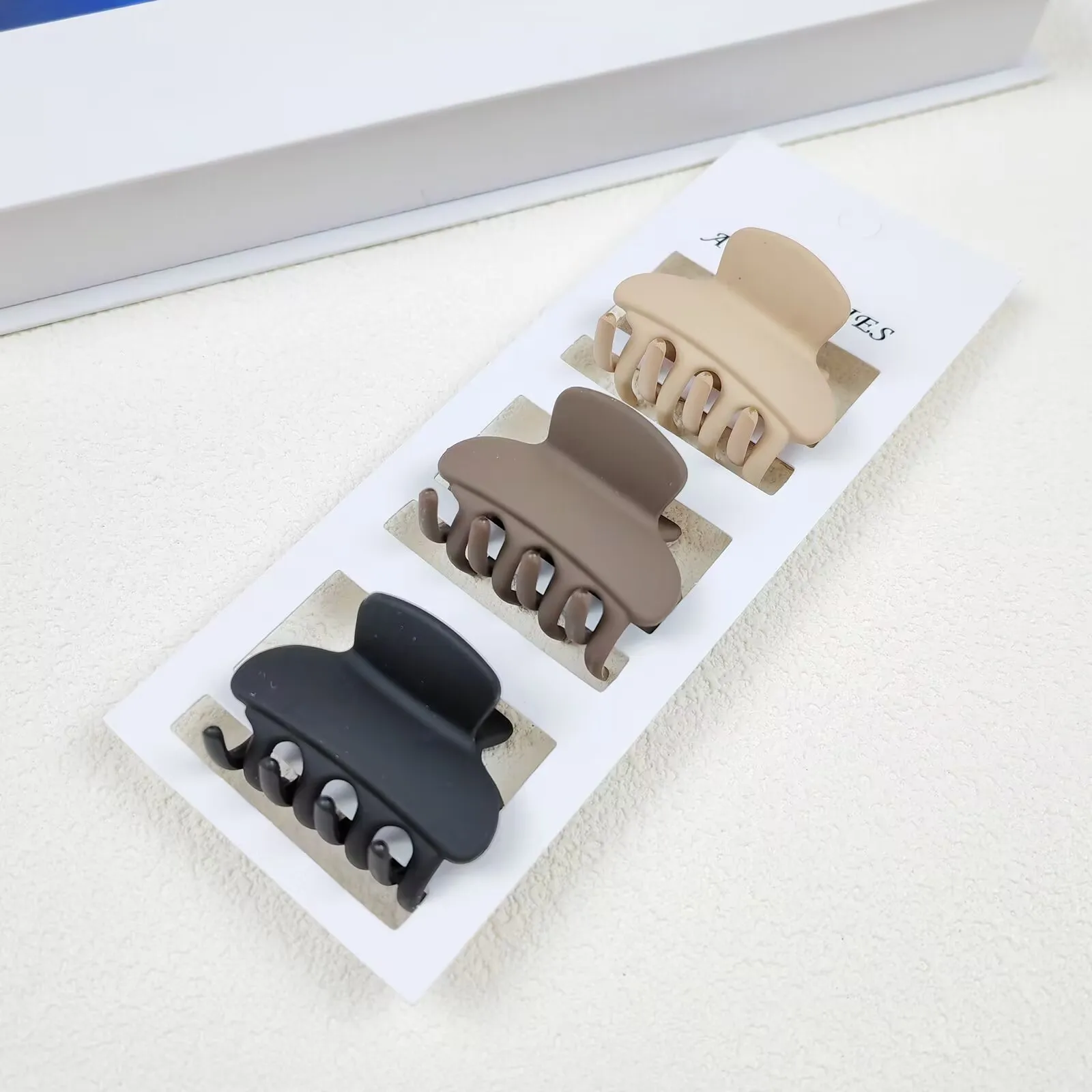 Wowei 4.5cm Solid Color Frosted Solid Color Plastic Puffy Mini Claw Clips Shark Clip for Women Girls Hair Accessories