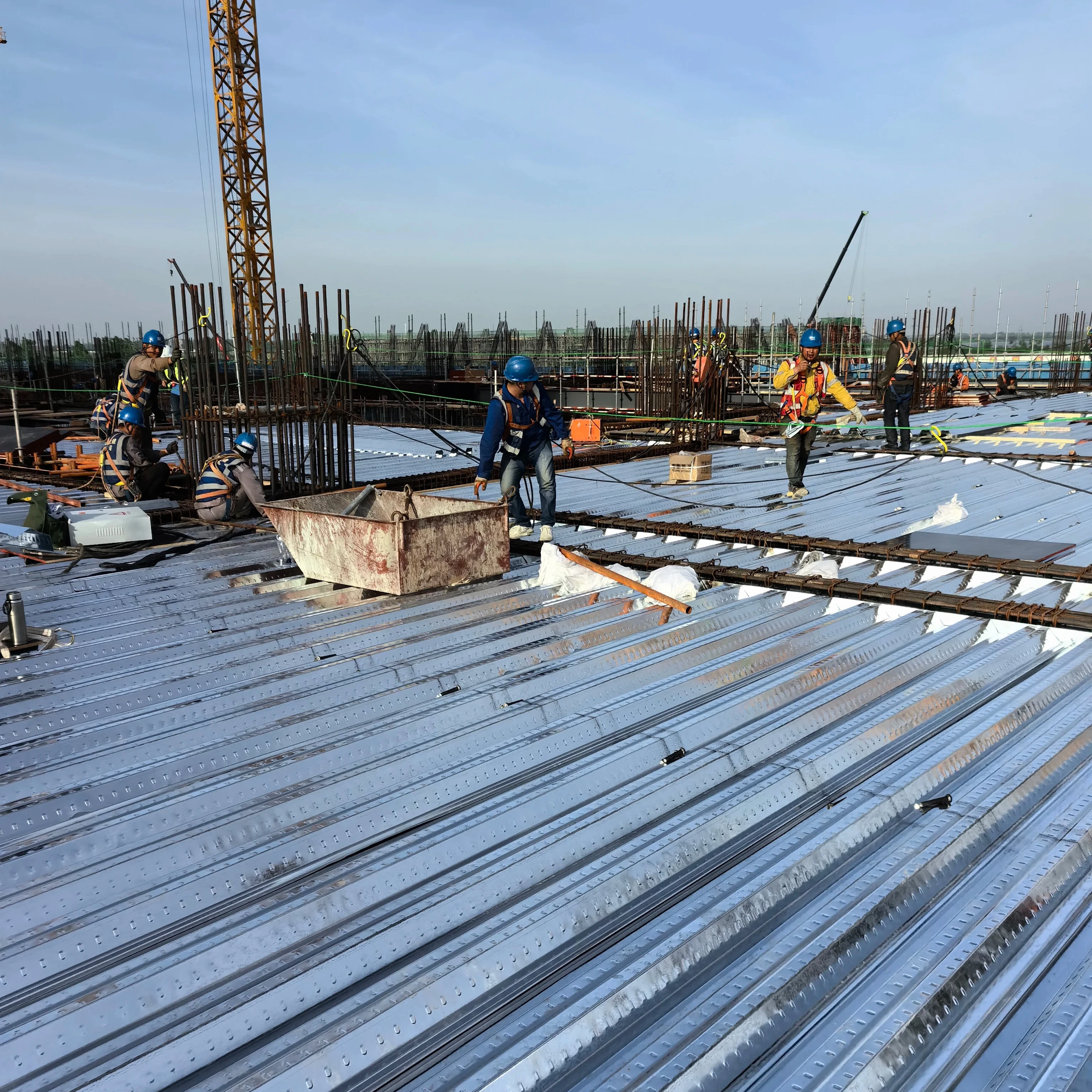 130-300-600 metal deck, thickness 0.6-1.5mm, metal roofing panel color coating color can be customized