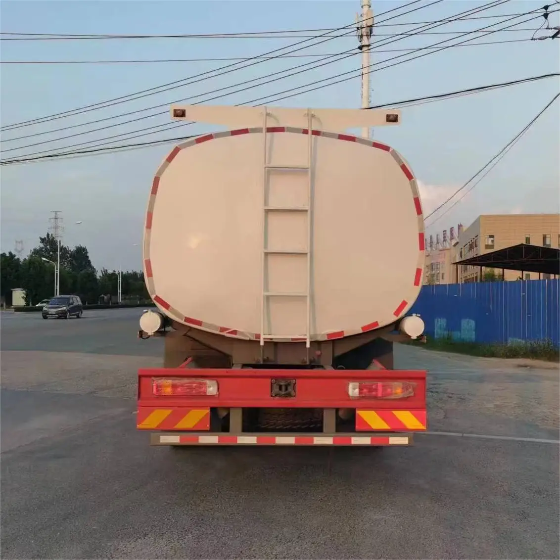 SINOTRUK HOWO Left Hand Driving 20 CBM 6X4 10000 L-30000 L FUEL TANKER TRUCK
