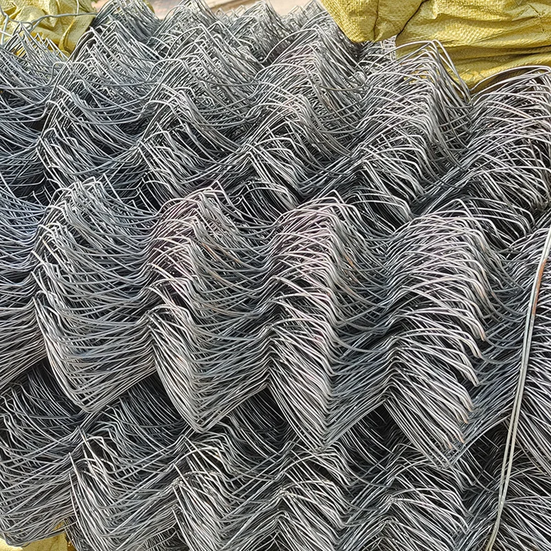 9 gauge Small Hole Mini Mesh Chain Link Fence basketball stadium cheap mini chain link fence roll 4 ft 6 ft 8 ft 10 ft