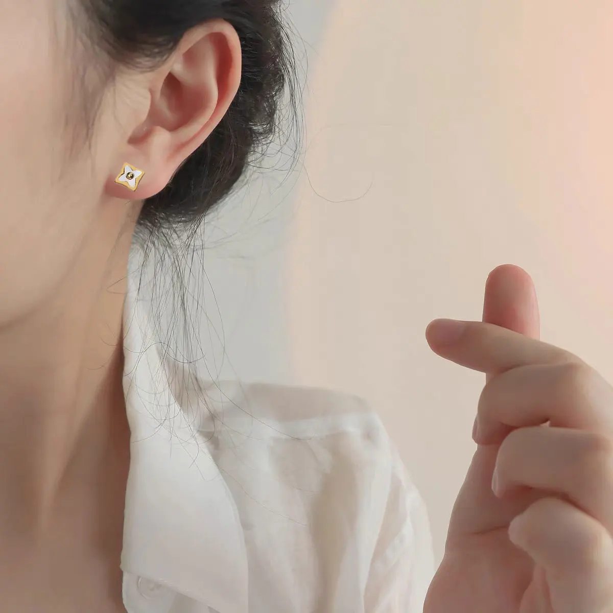 2022 new diamond-shaped white shell trend temperament women do not fade titanium steel earrings