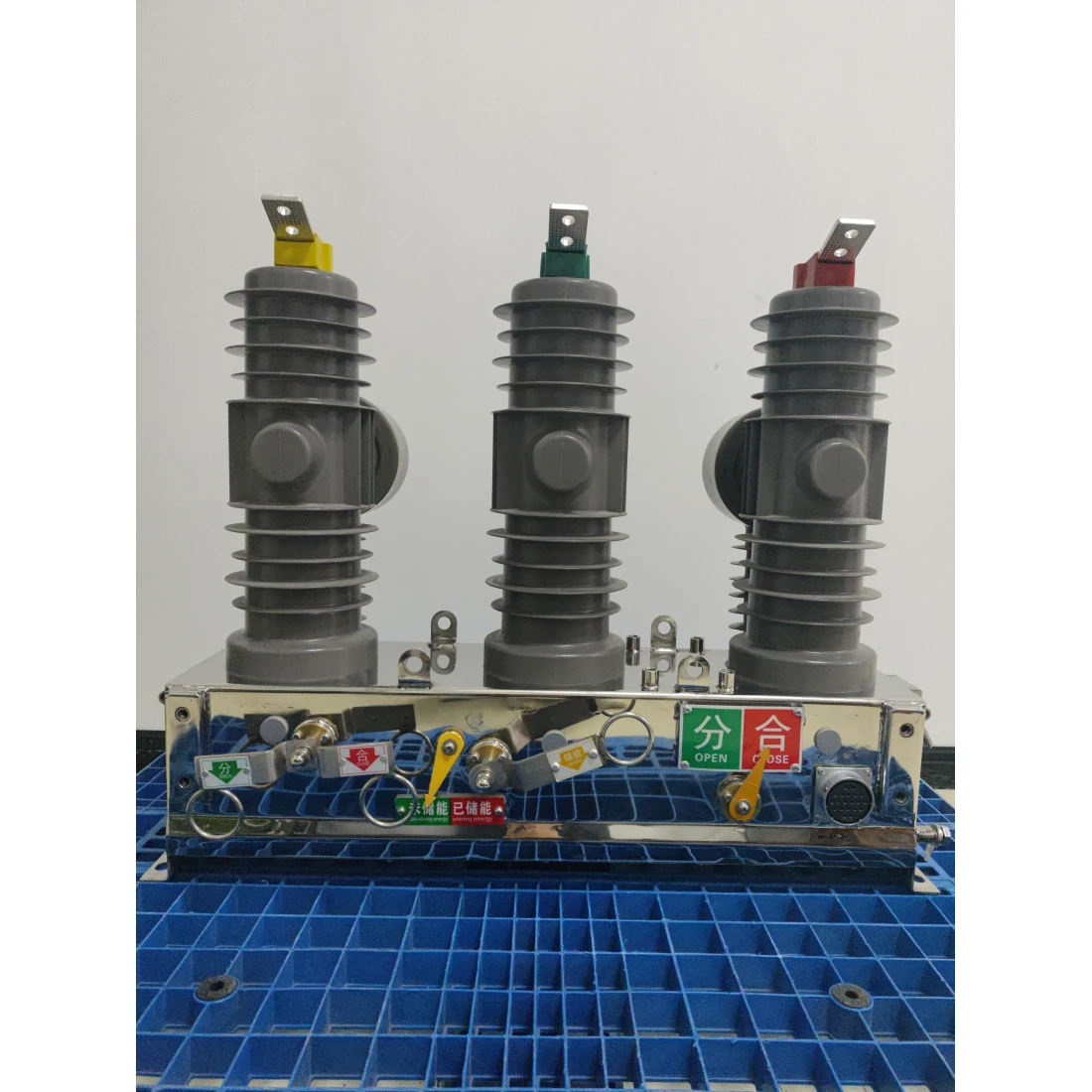 10kv high voltage vacuum circuit breaker ZW32-12 630A outdoor column switch circuit breaker manual with isolation