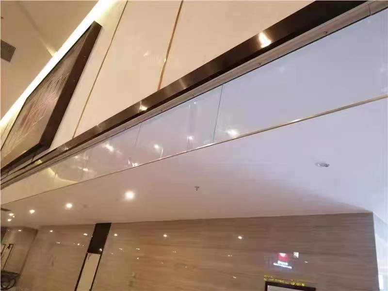 Safe fully transparent fixed fire-resistant glass smoke screen