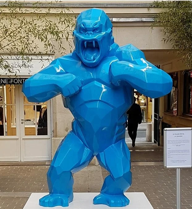 Статуя из смолы Gorilla с индивидуальным дизайном декоративная статуя животного скульптура стекловолокна в натуральную величину King