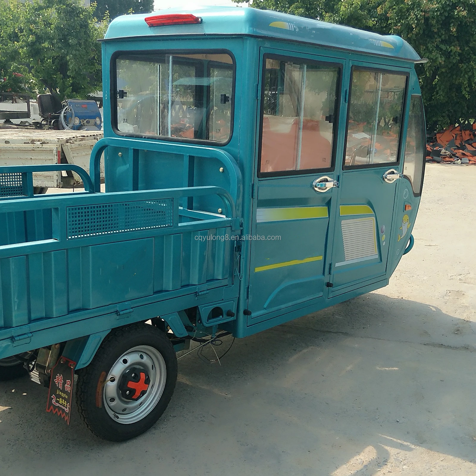 Household cargo loading electric tricycle and electric belt shed small battery enclosed climbing steering wheel