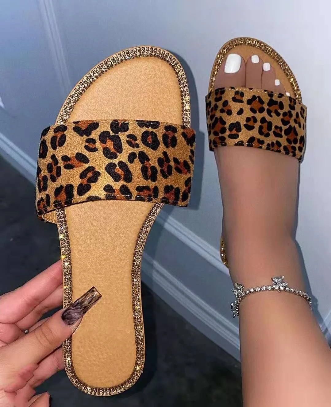 
QC - 03 2021 summer new style one font rhinestone women outdoor flat leopard print sandals 