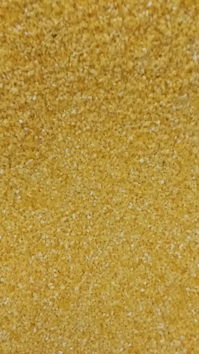 Желтые кукурузные ядра в вакуумной упаковке