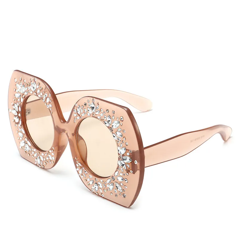 
Runway Fashion Trend of Bold Sunglasses Wholesale With Low Price 2021 Big Fame Full of Diamond Sunglasses 