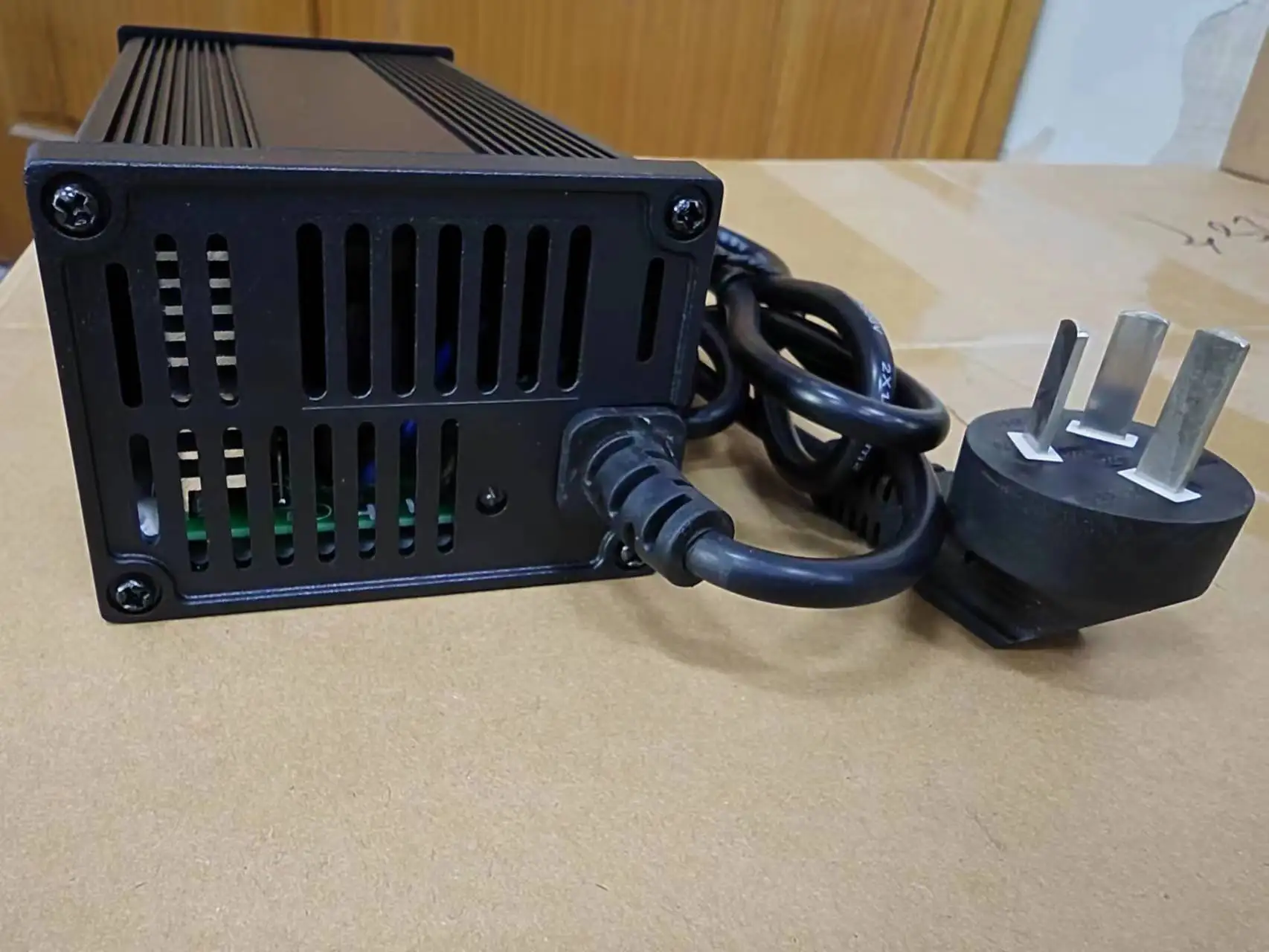 High Quality 12V 24V 8A 10A Aluminium Case Lifepo4 Battery Charger with LED Charging Percentage Display