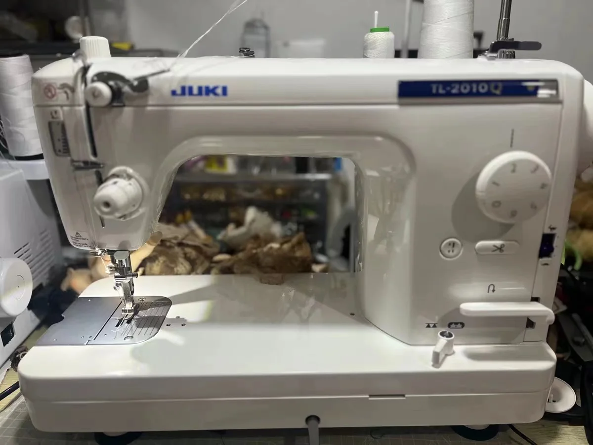 Factory Outlet Jukis 2010 Mid-Arm Quilting and Piecing Sewing Machine with Automatic Thread Trimmer and Speed Control